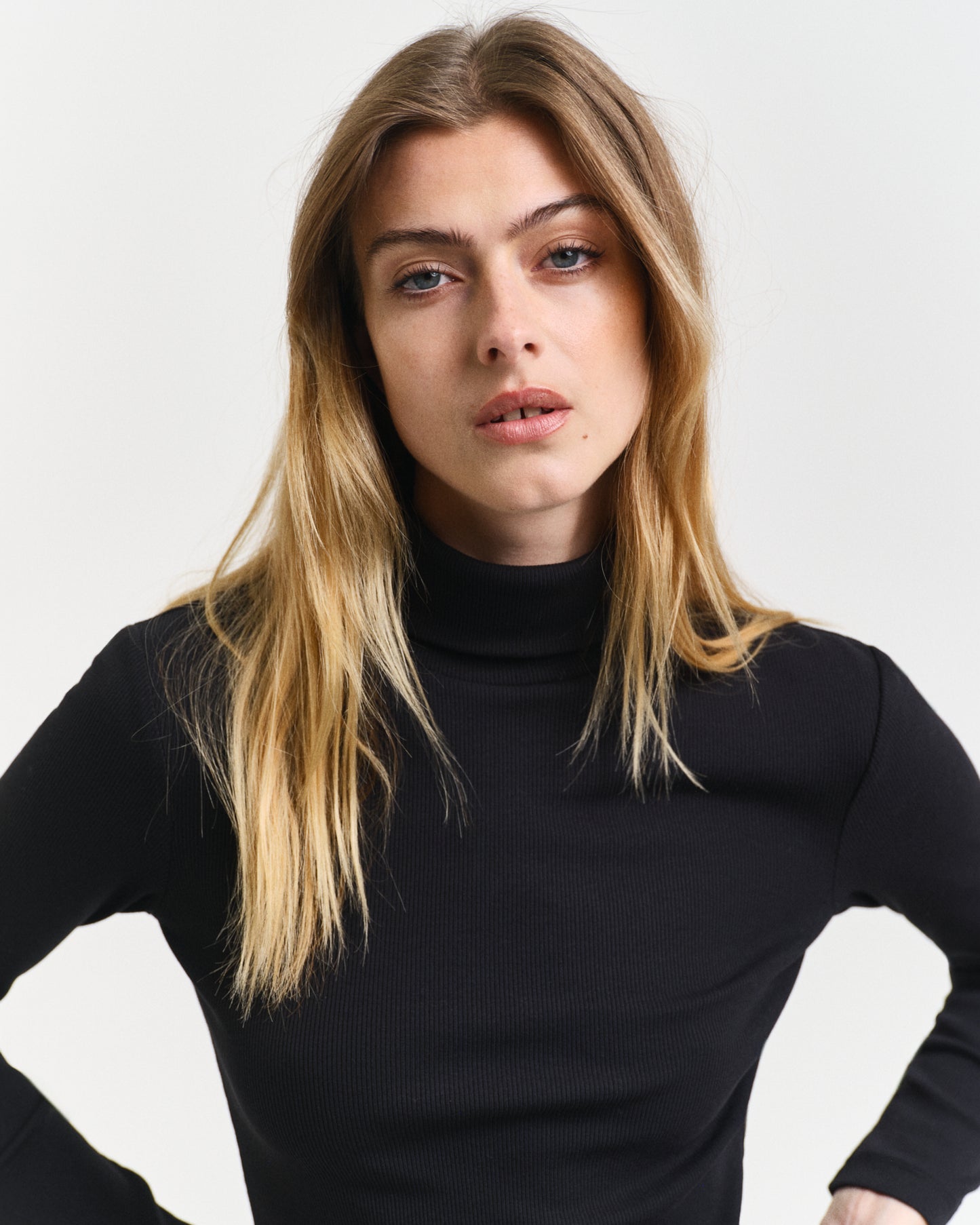 MODEL WEARING SLIM RIB TURTLENECK