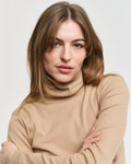 CARAMEL BEIGE, SLIM RIB TURTLENECK, CLOSE-UP BY GANT AU.