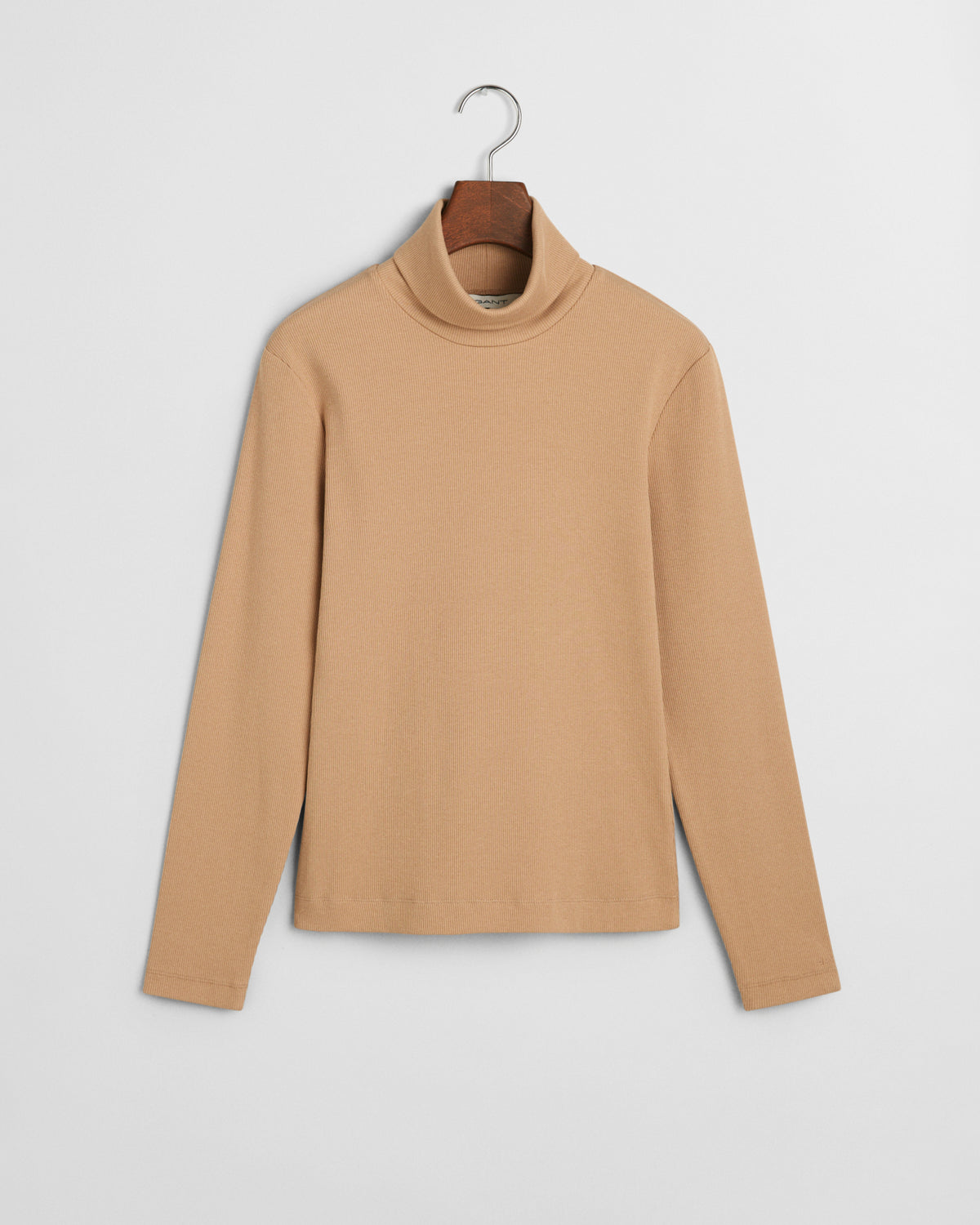 CARAMEL BEIGE, SLIM RIB TURTLENECK, FLAT-LAY BY GANT AU.