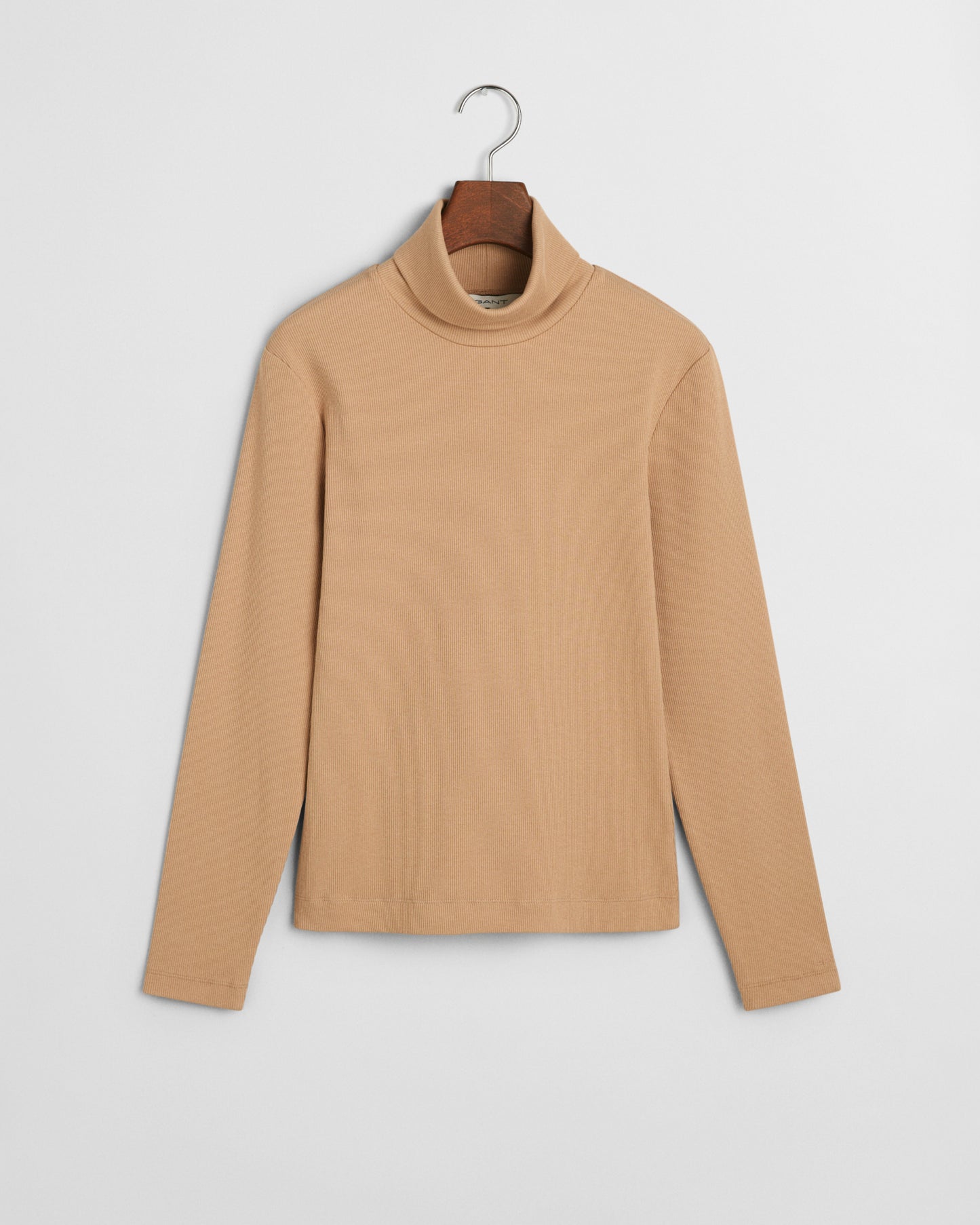 CARAMEL BEIGE, SLIM RIB TURTLENECK, FLAT-LAY BY GANT AU.