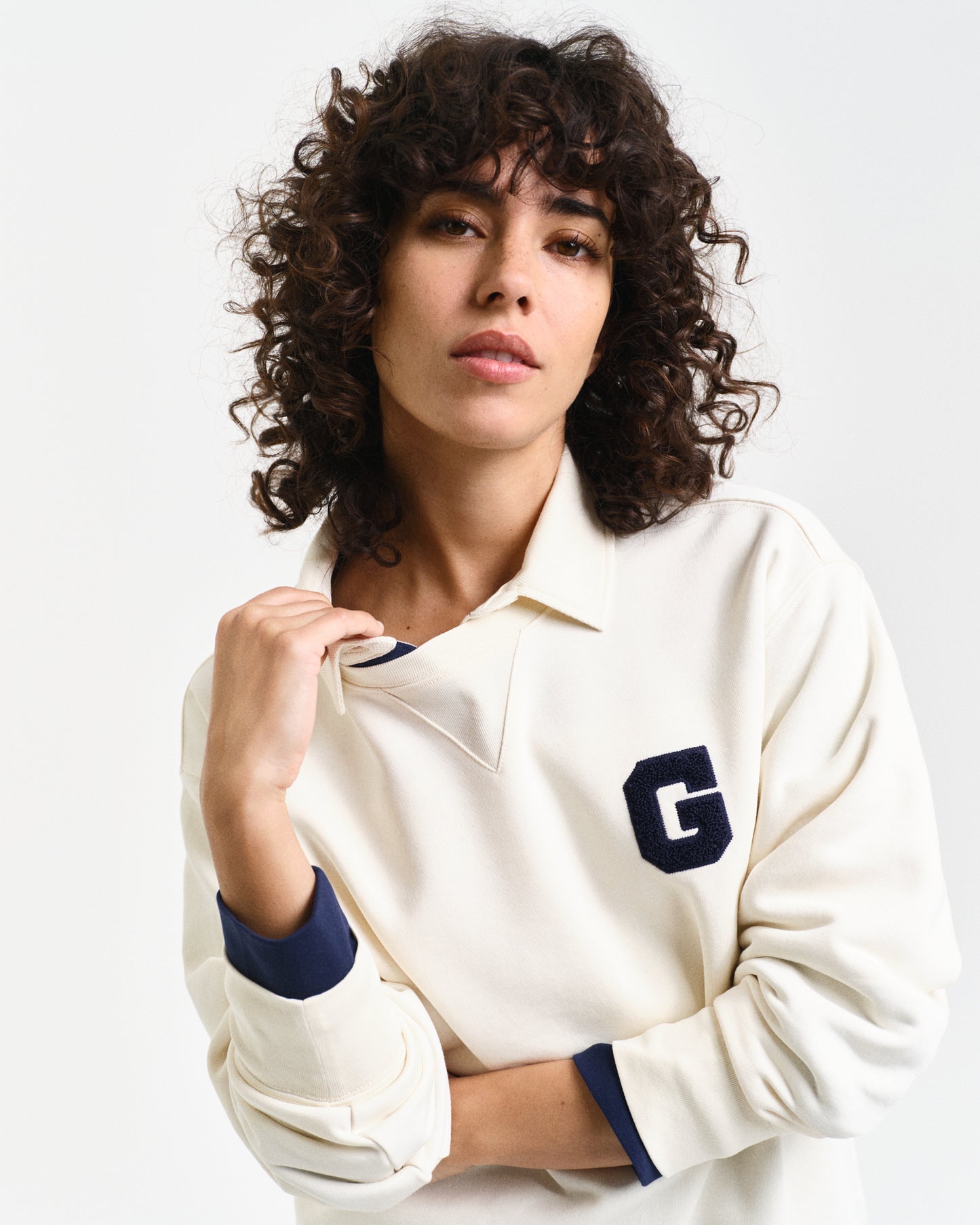 CREAM, G BADGE C-NECK SWEAT, CLOSE-UP BY GANT AU.