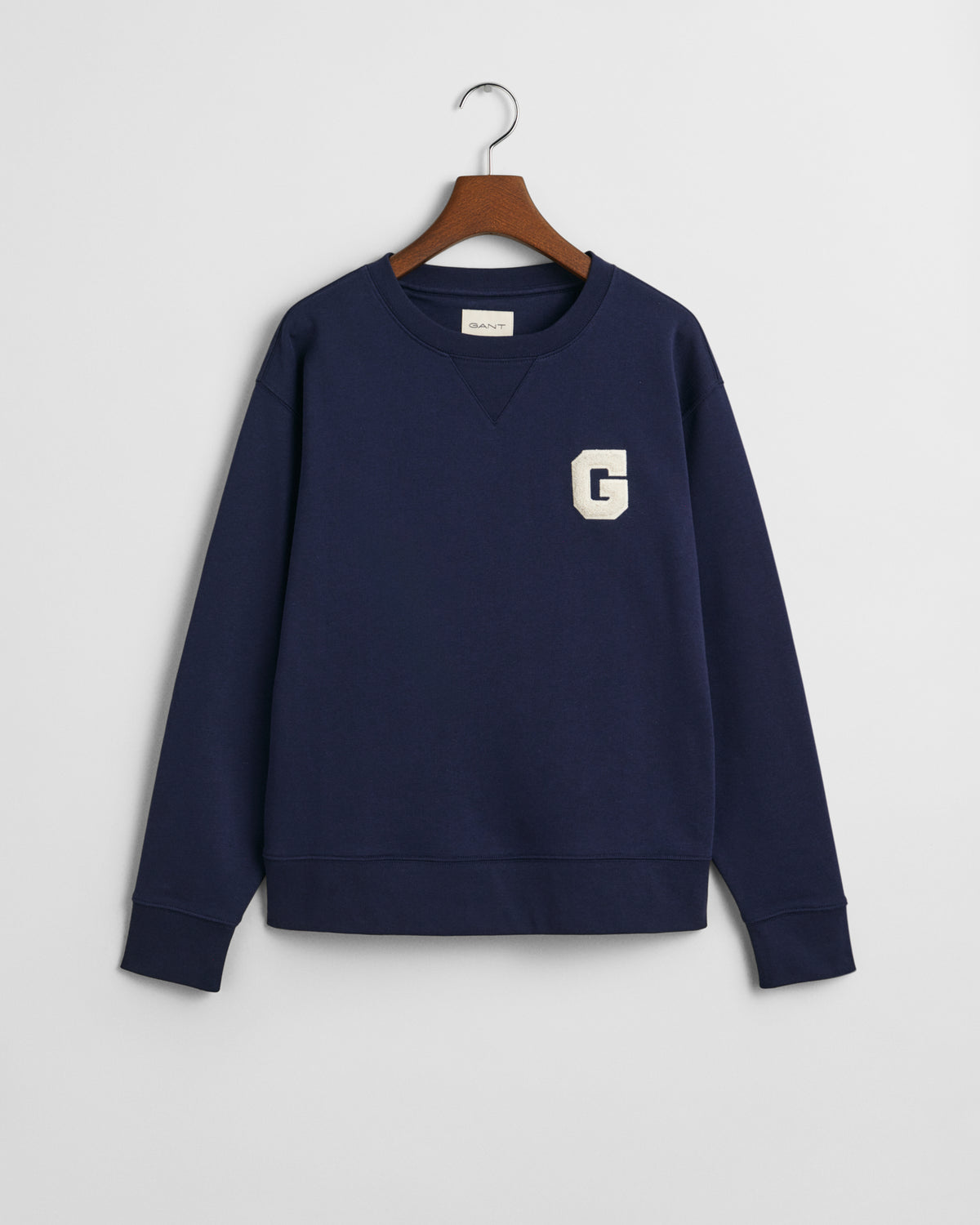 CLASSIC BLUE, G BADGE C-NECK SWEAT, FLAT-LAY BY GANT AU.