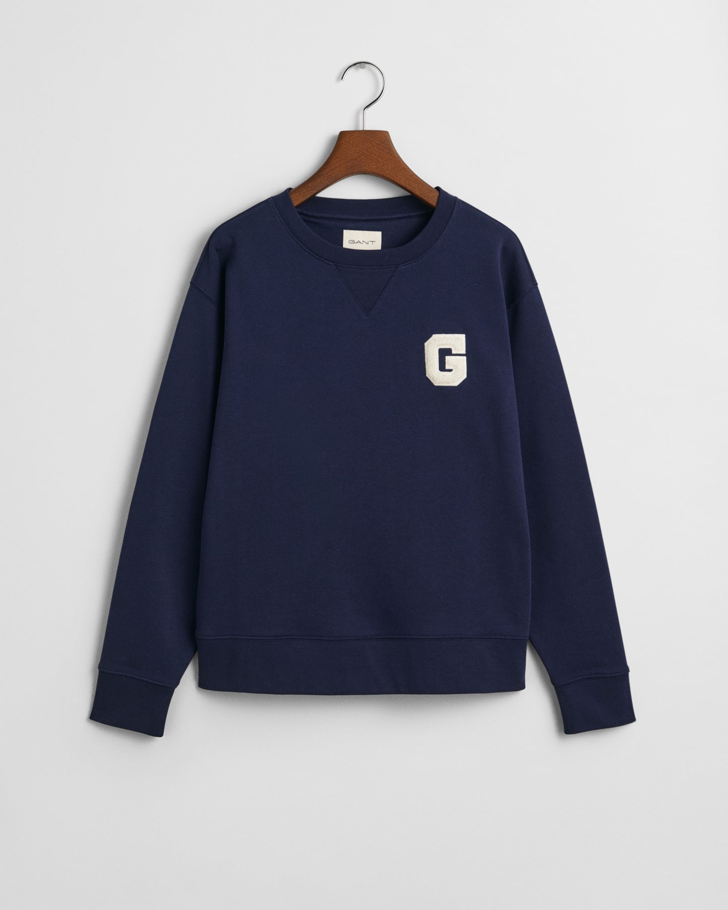 CLASSIC BLUE, G BADGE C-NECK SWEAT, FLAT-LAY BY GANT AU.