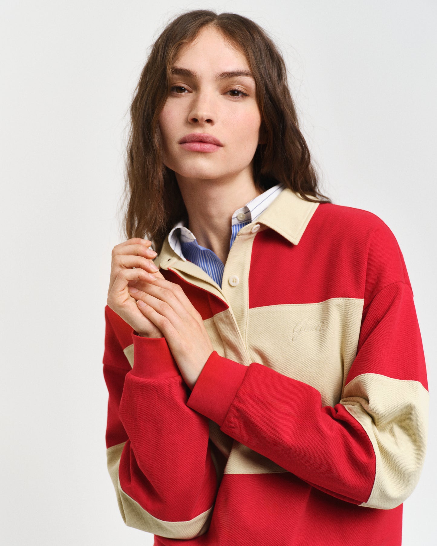 RUBY RED, PIQUE TEXTURE COLOR BLOCK RUGGER, CLOSE-UP BY GANT AU.
