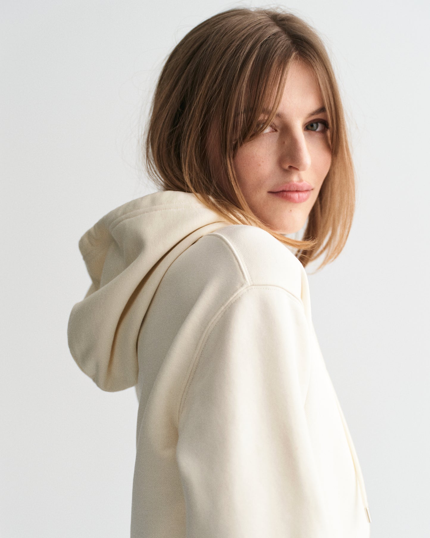 CREAM, SMALL GRAPHIC HOODIE, CLOSE-UP BY GANT AU.