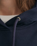 EVENING BLUE, SHIELD HOODIE, CLOSE-UP BY GANT AU.