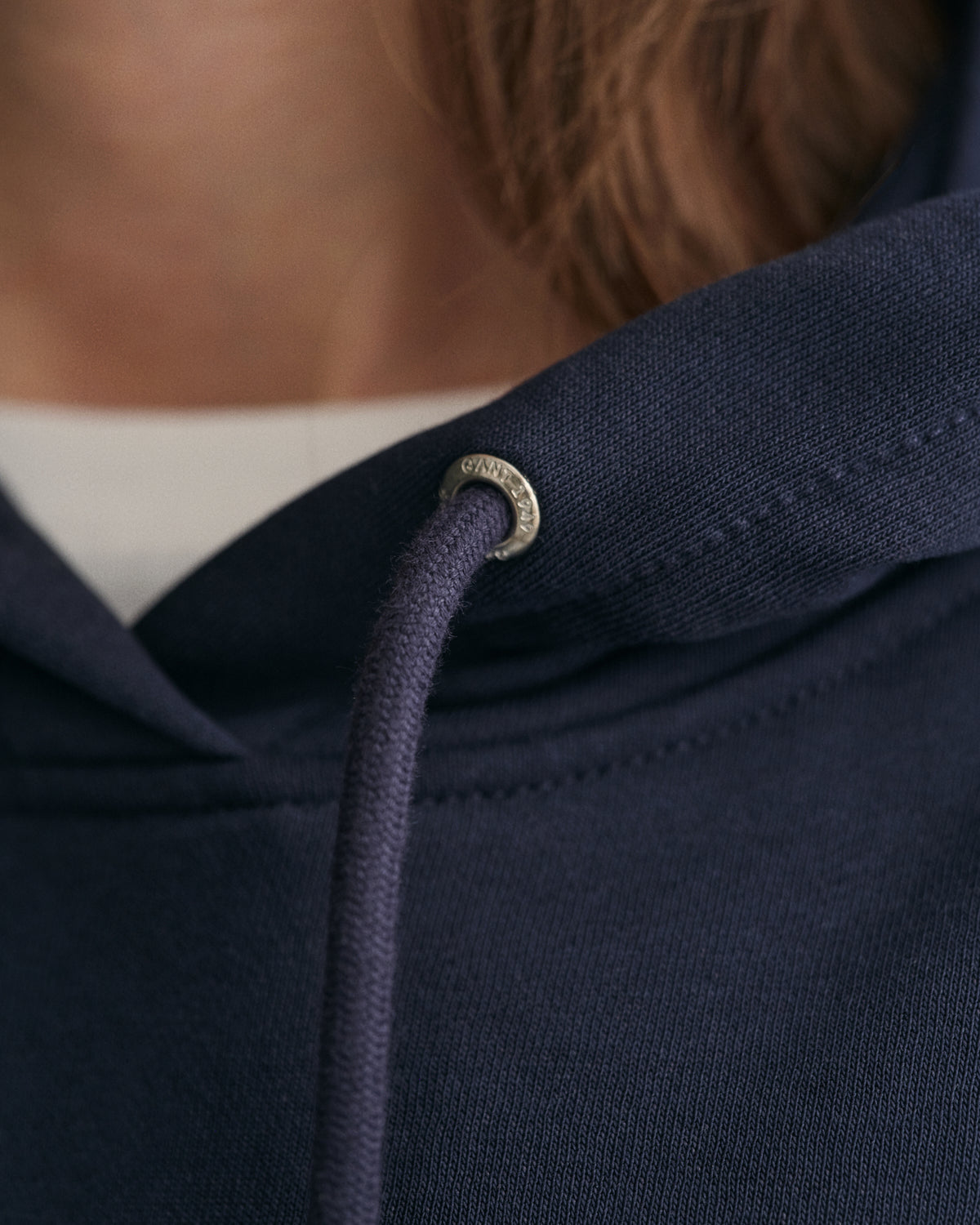 EVENING BLUE, SHIELD HOODIE, CLOSE-UP BY GANT AU.