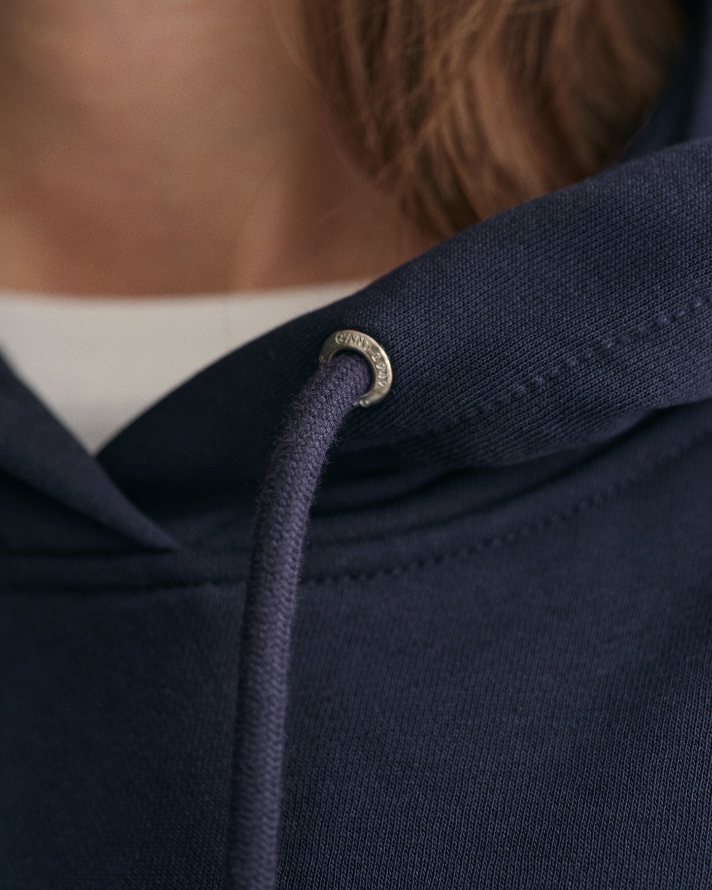 EVENING BLUE, SHIELD HOODIE, CLOSE-UP BY GANT AU.