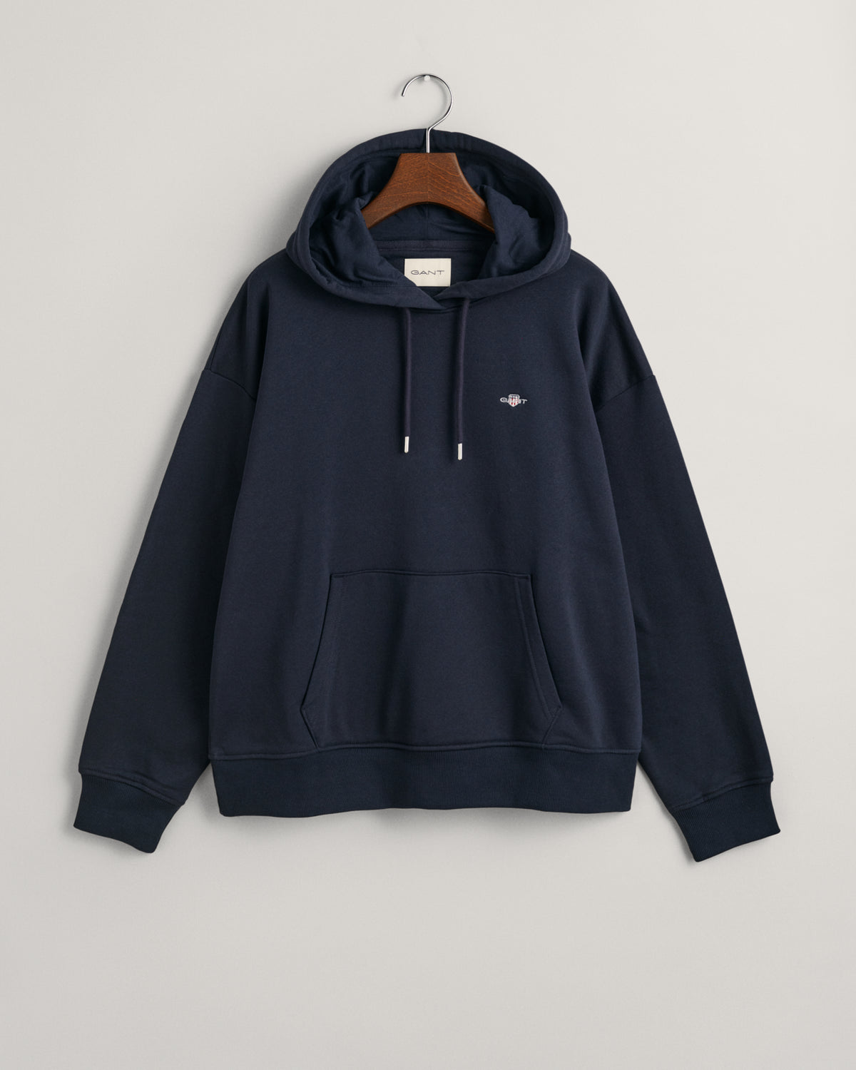EVENING BLUE, SHIELD HOODIE, FLAT-LAY BY GANT AU.