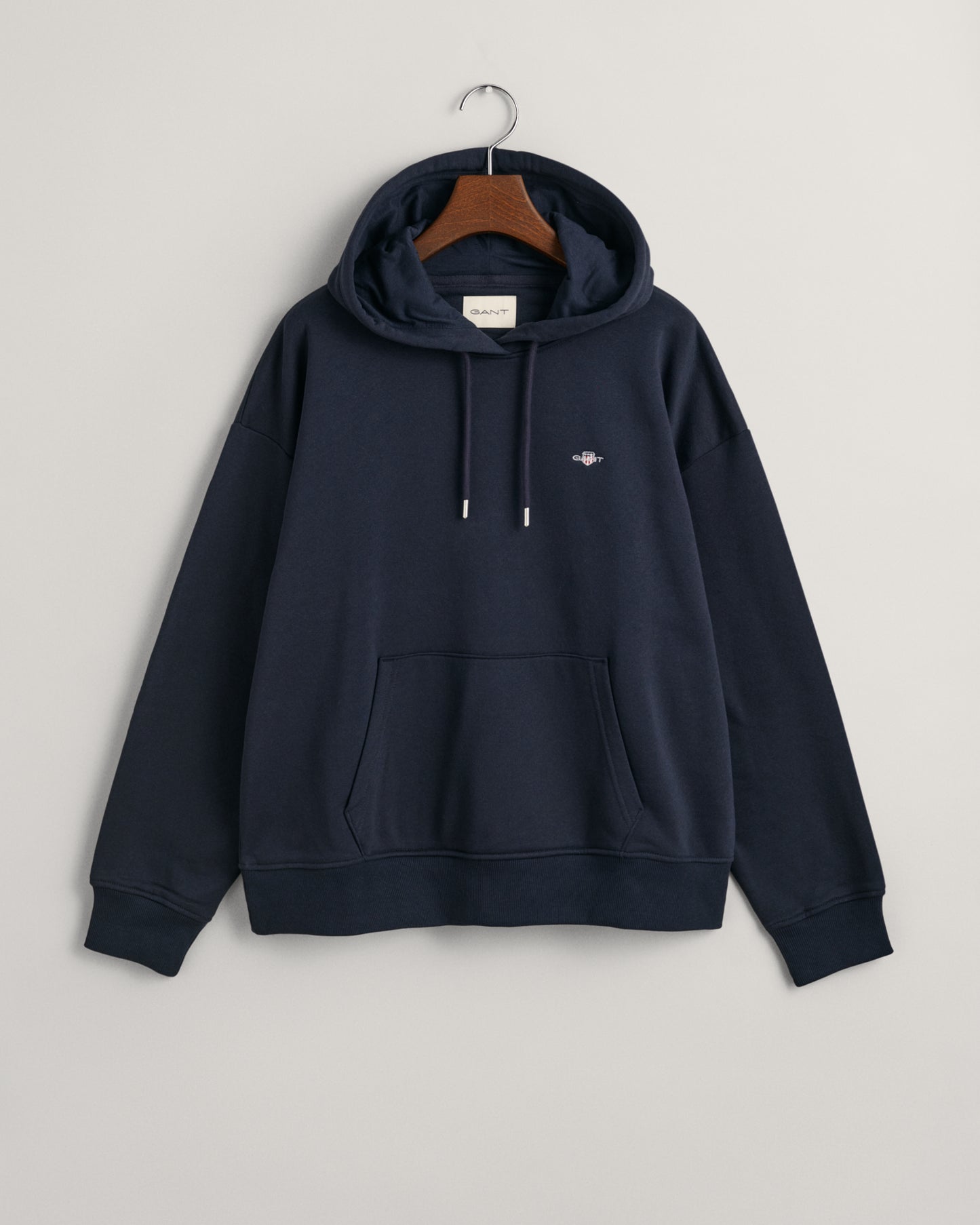EVENING BLUE, SHIELD HOODIE, FLAT-LAY BY GANT AU.