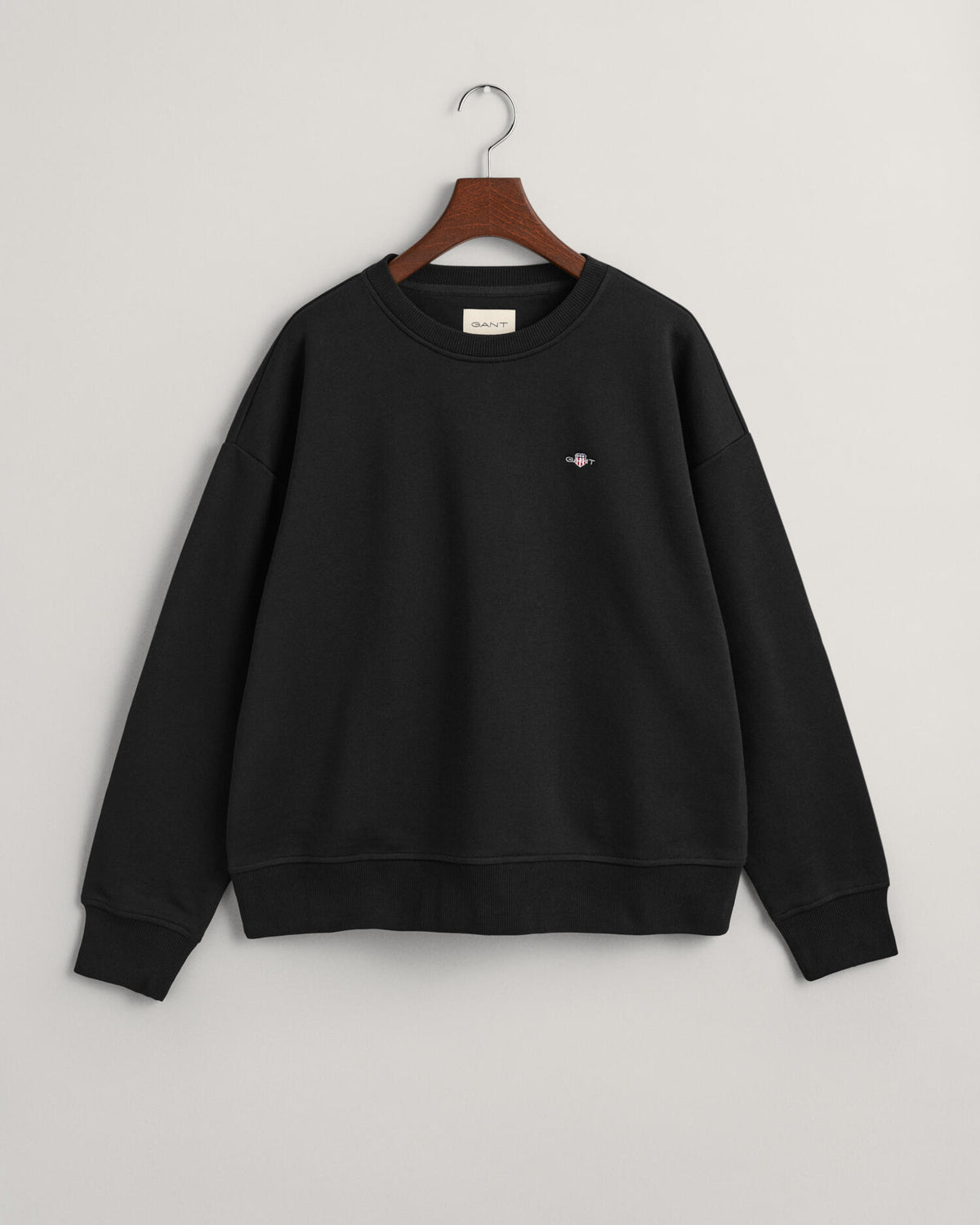 BLACK, SHIELD C-NECK SWEAT, FLAT-LAY BY GANT AU.