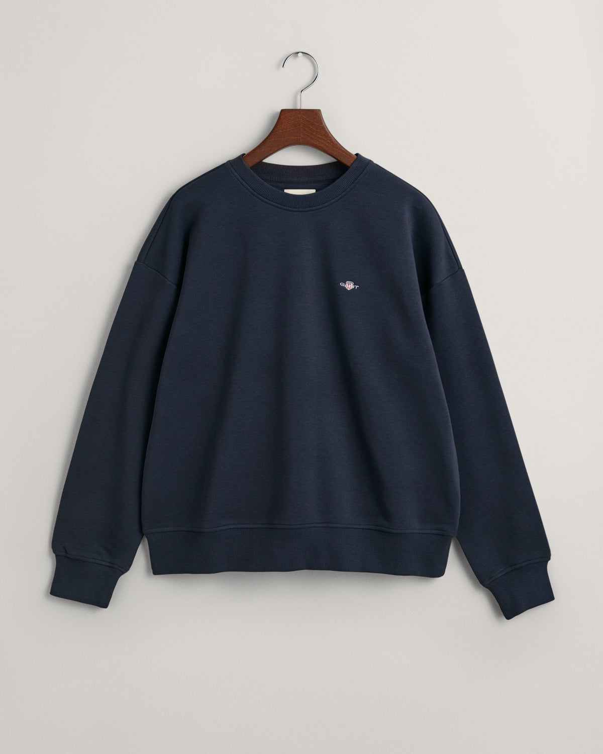 EVENING BLUE, SHIELD C-NECK SWEAT, FLAT-LAY BY GANT AU.