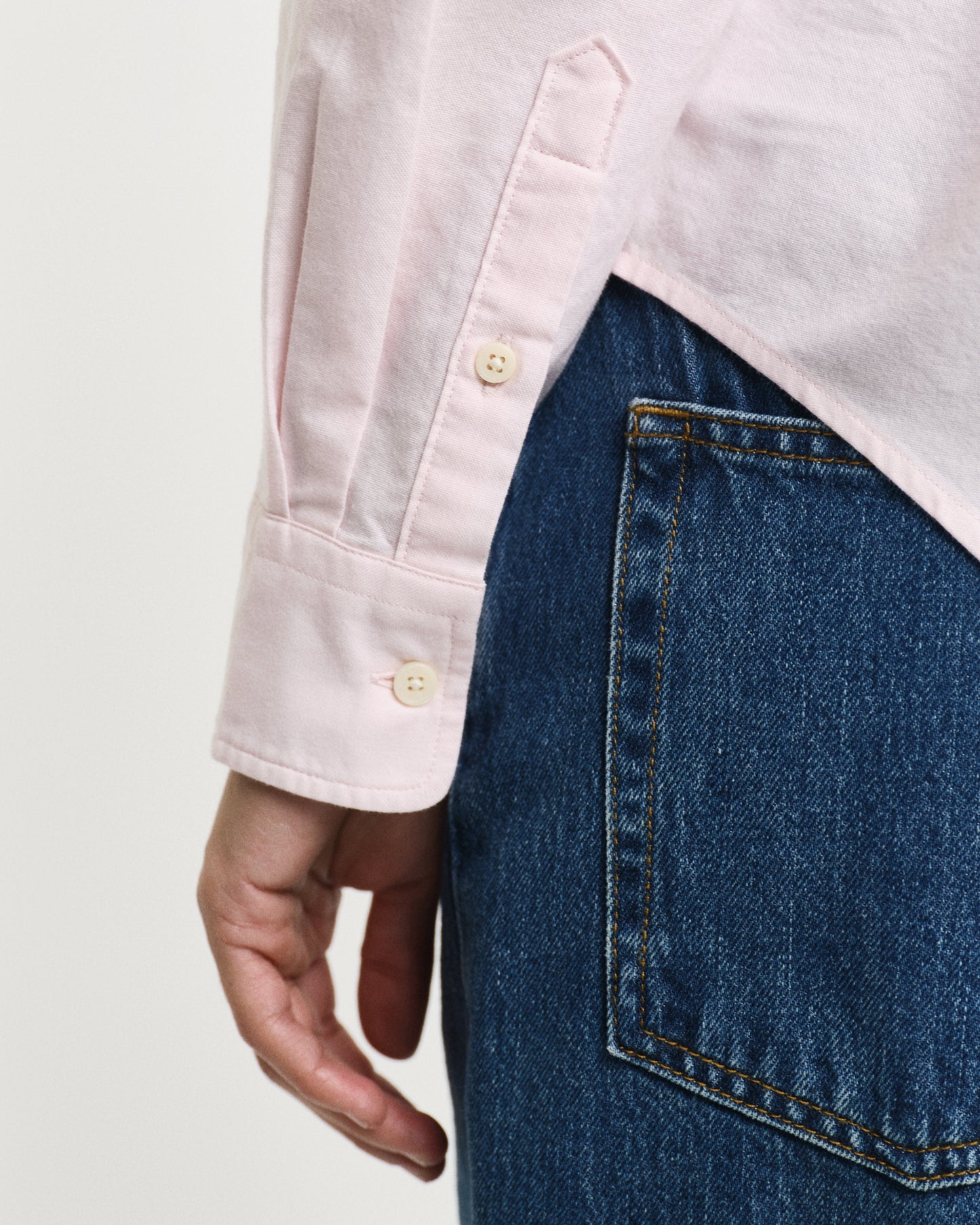 LIGHT PINK, REG CLASSIC OXFORD SHIRT, CLOSE-UP BY GANT AU.