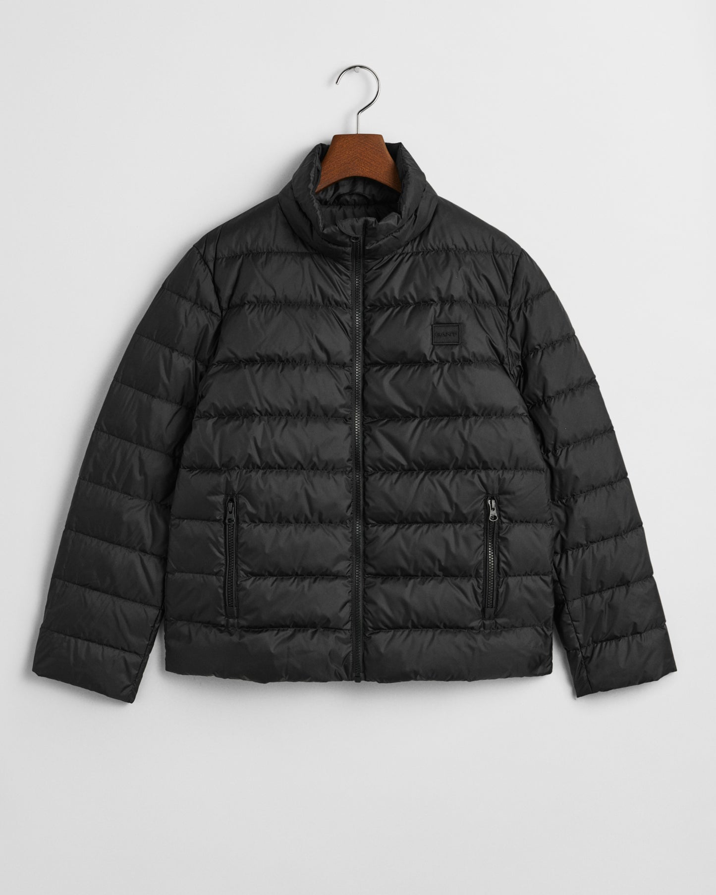 BLACK, LIGHT DOWN LOGO JACKET, FLAT-LAY BY GANT AU.