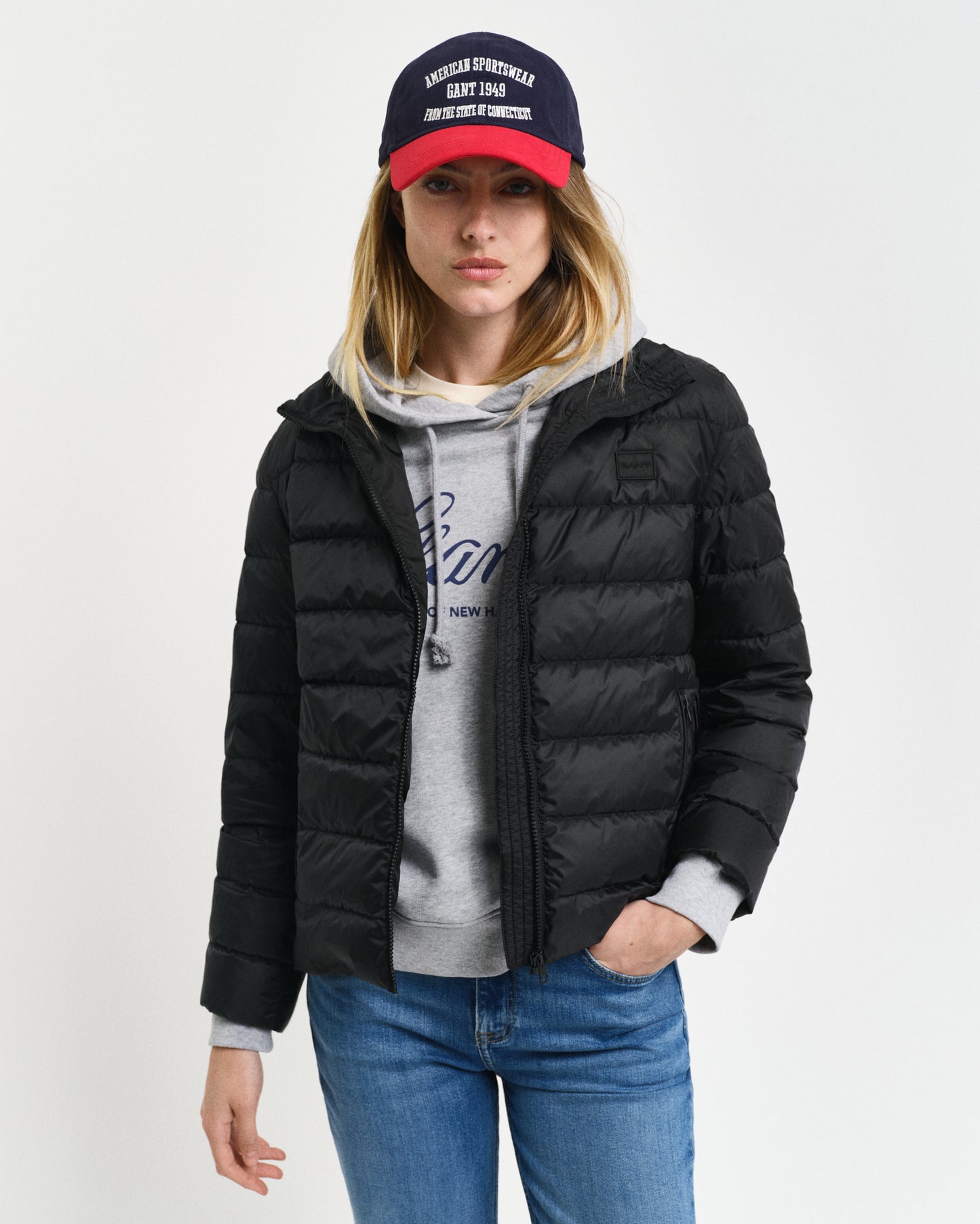 BLACK, LIGHT DOWN LOGO JACKET, FRONT-VIEW BY GANT AU.