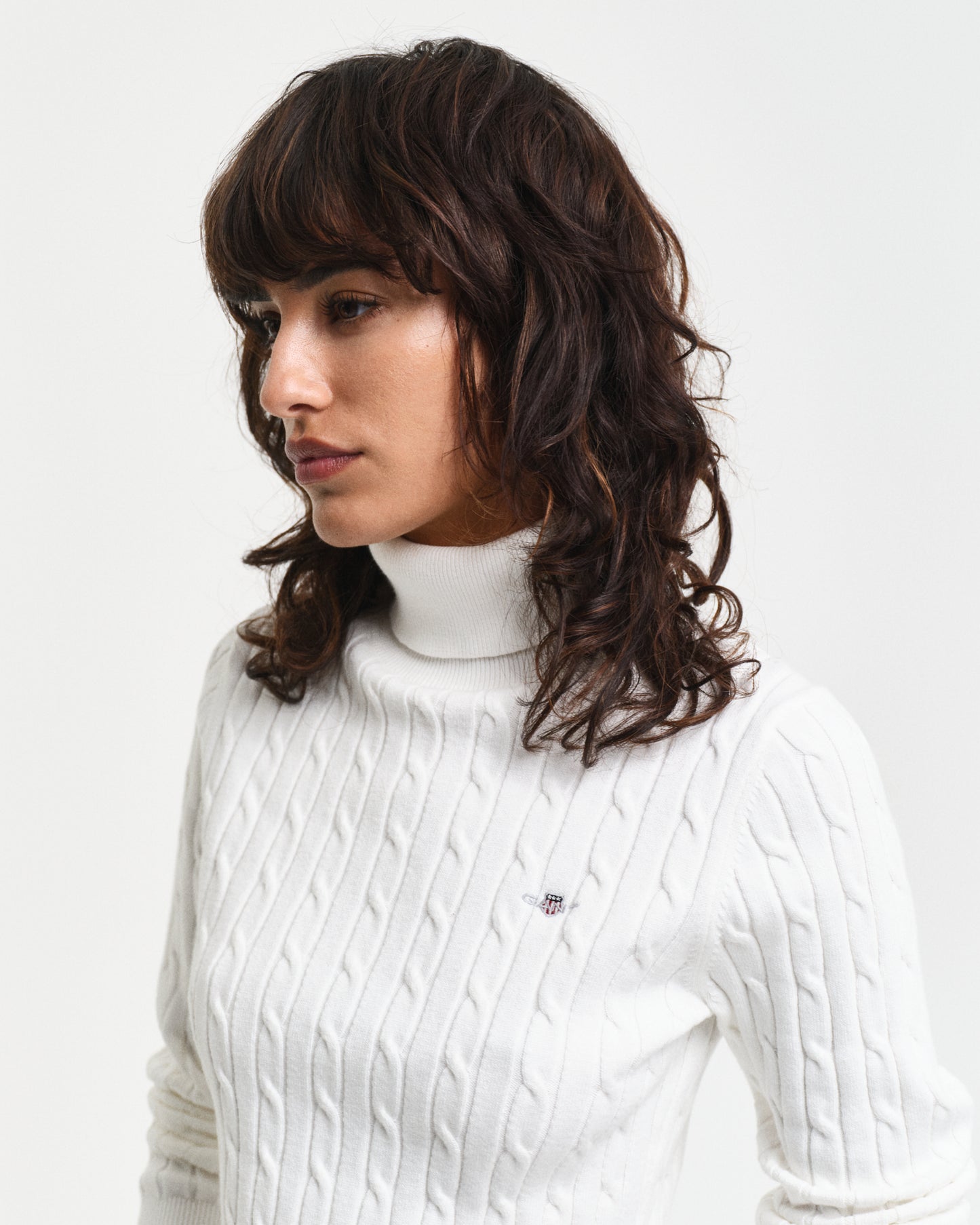 EGGSHELL, STRETCH COTTON CABLE TURTLENECK, CLOSE-UP BY GANT AU.