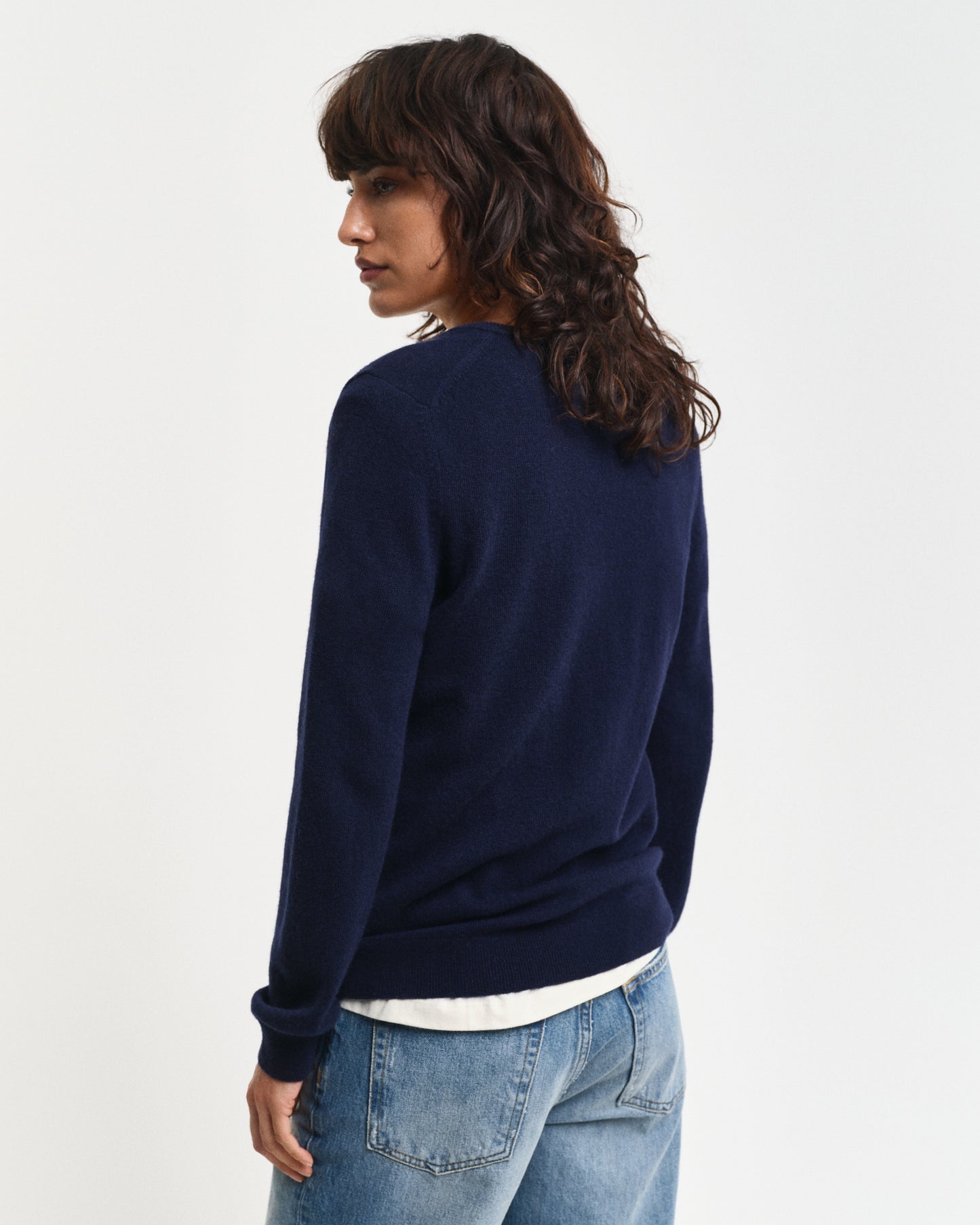 EVENING BLUE, EXTRAFINE LAMBSWOOL BLEND V-NECK, BACK-VIEW BY GANT AU.