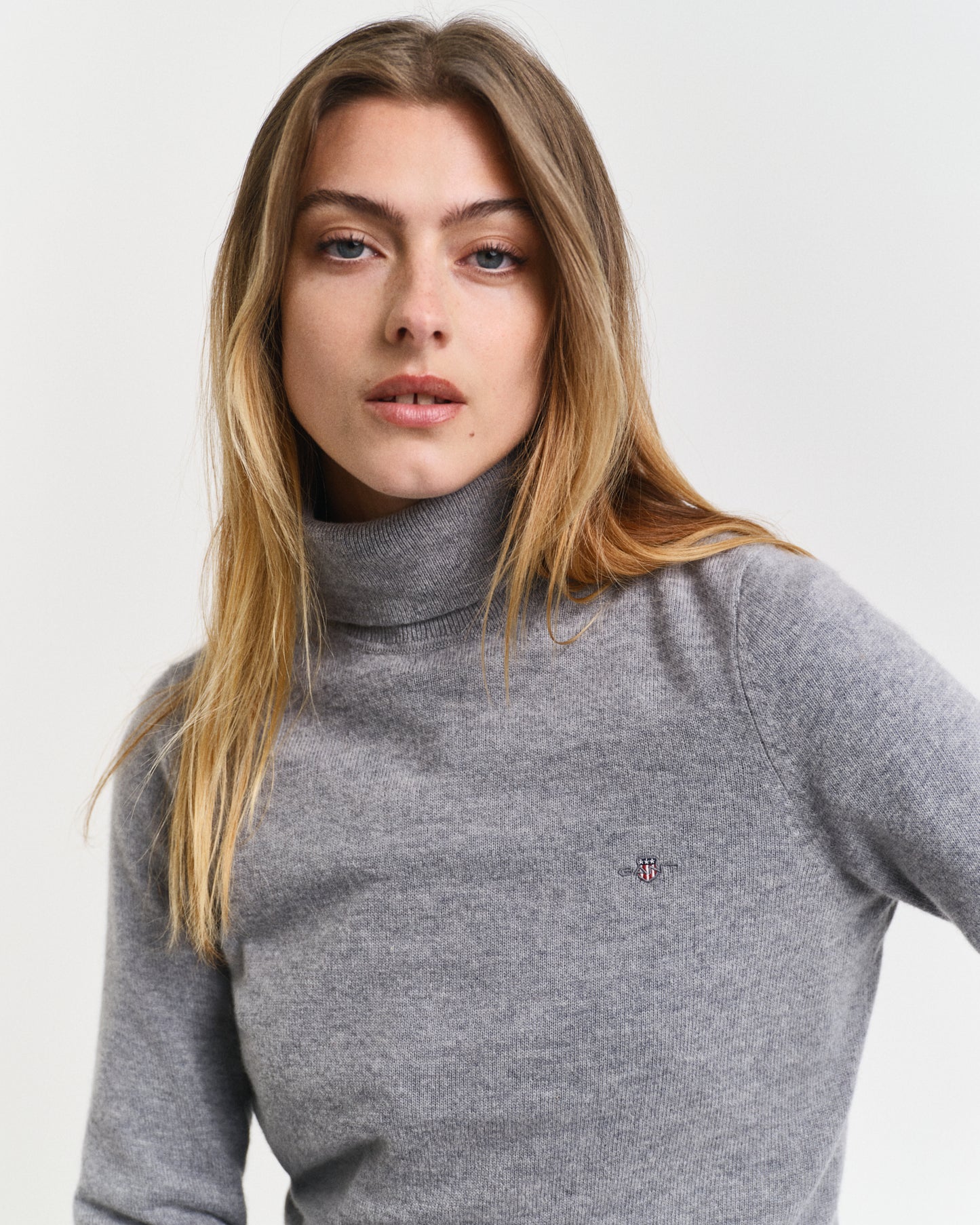 GREY MELANGE, EXTRAFINE LAMBSWOOL BLEND ROLLNECK, CLOSE-UP BY GANT AU.