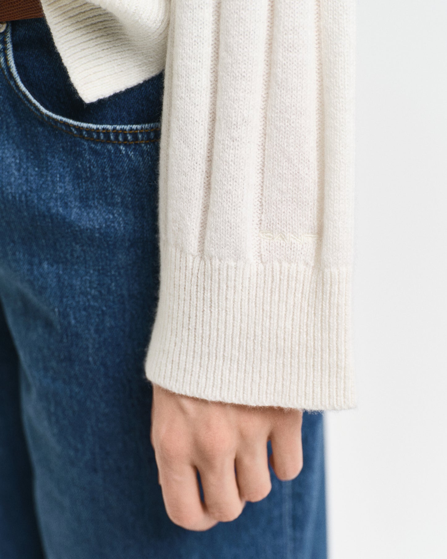 CREAM, WIDE RIBBED WOOL V-NECK, CLOSE-UP BY GANT AU.