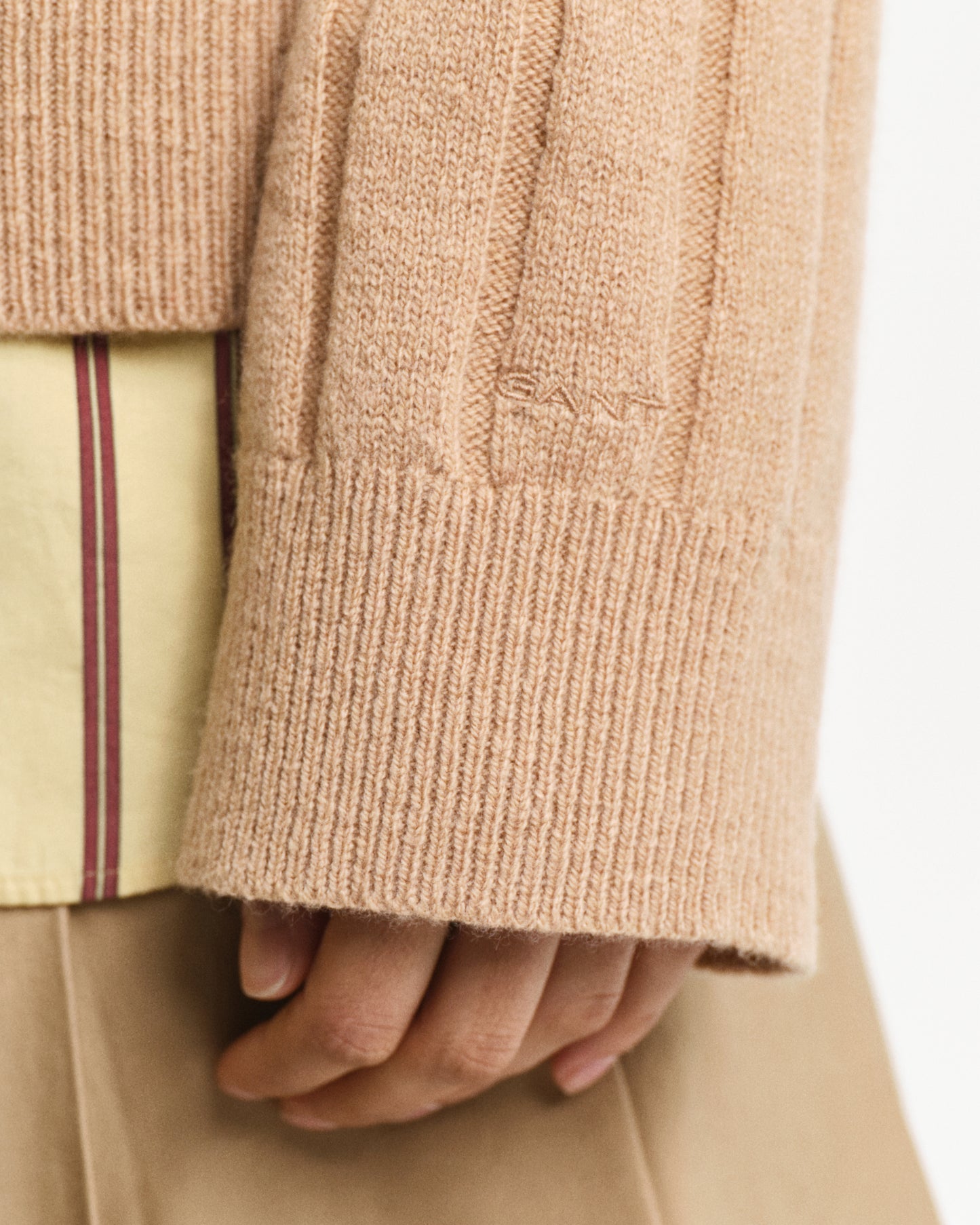 CARAMEL BEIGE, WIDE RIBBED WOOL V-NECK, CLOSE-UP BY GANT AU.