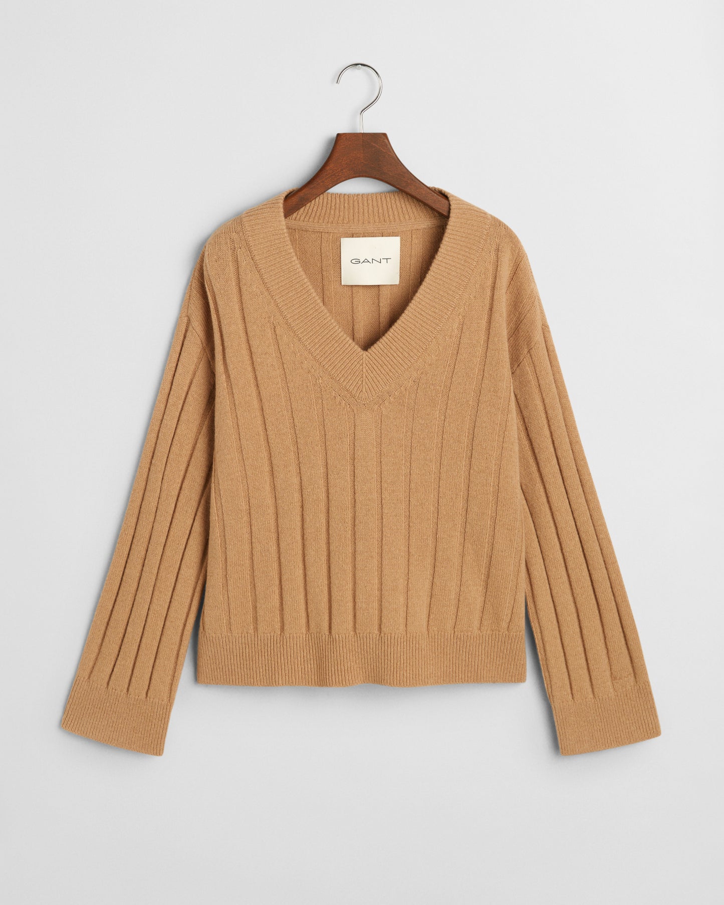 CARAMEL BEIGE, WIDE RIBBED WOOL V-NECK, FLAT-LAY BY GANT AU.