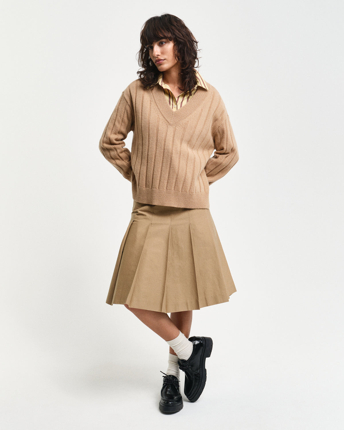 CARAMEL BEIGE, WIDE RIBBED WOOL V-NECK BY GANT AU.