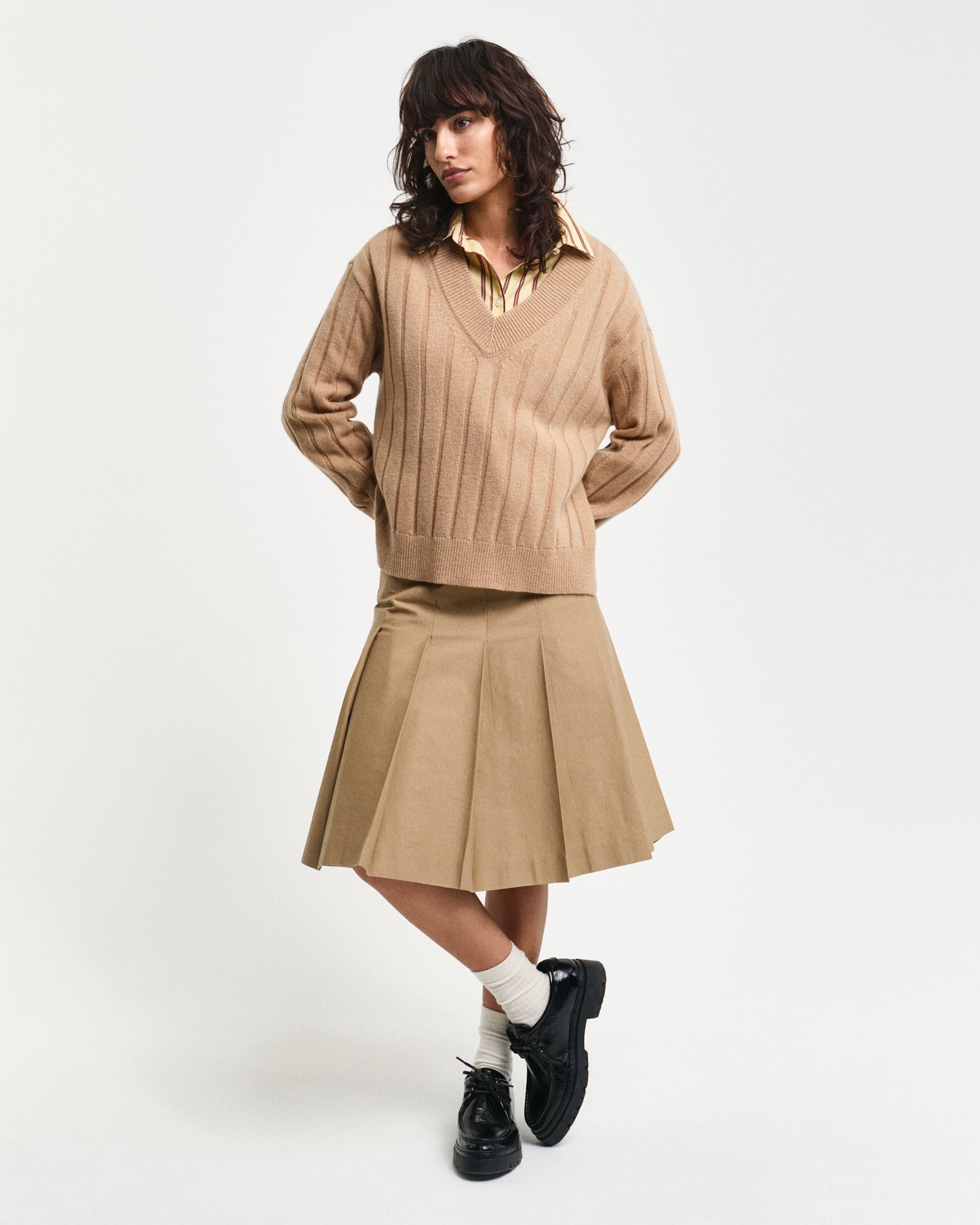 CARAMEL BEIGE, WIDE RIBBED WOOL V-NECK BY GANT AU.