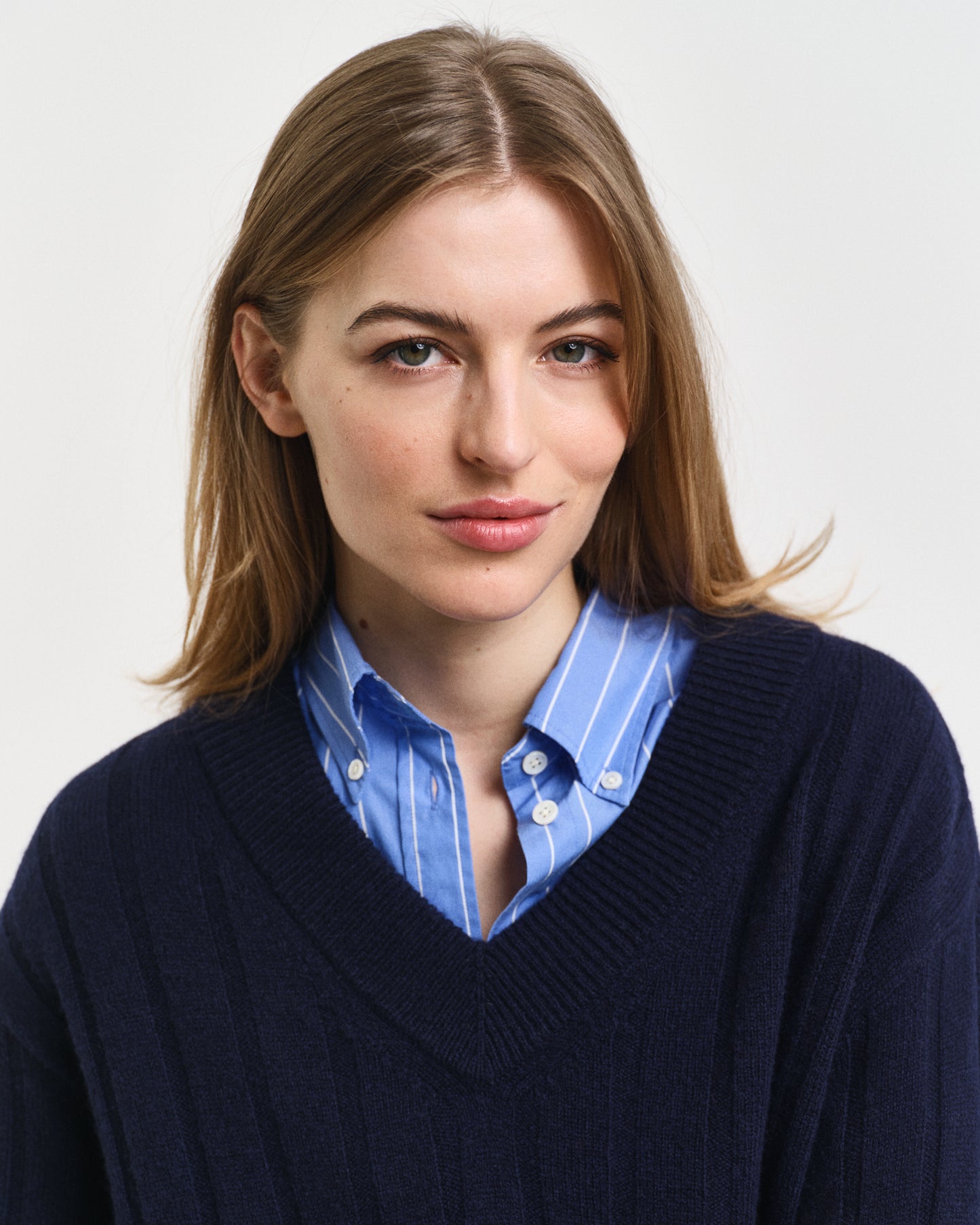 EVENING BLUE, WIDE RIBBED WOOL V-NECK, CLOSE-UP BY GANT AU.