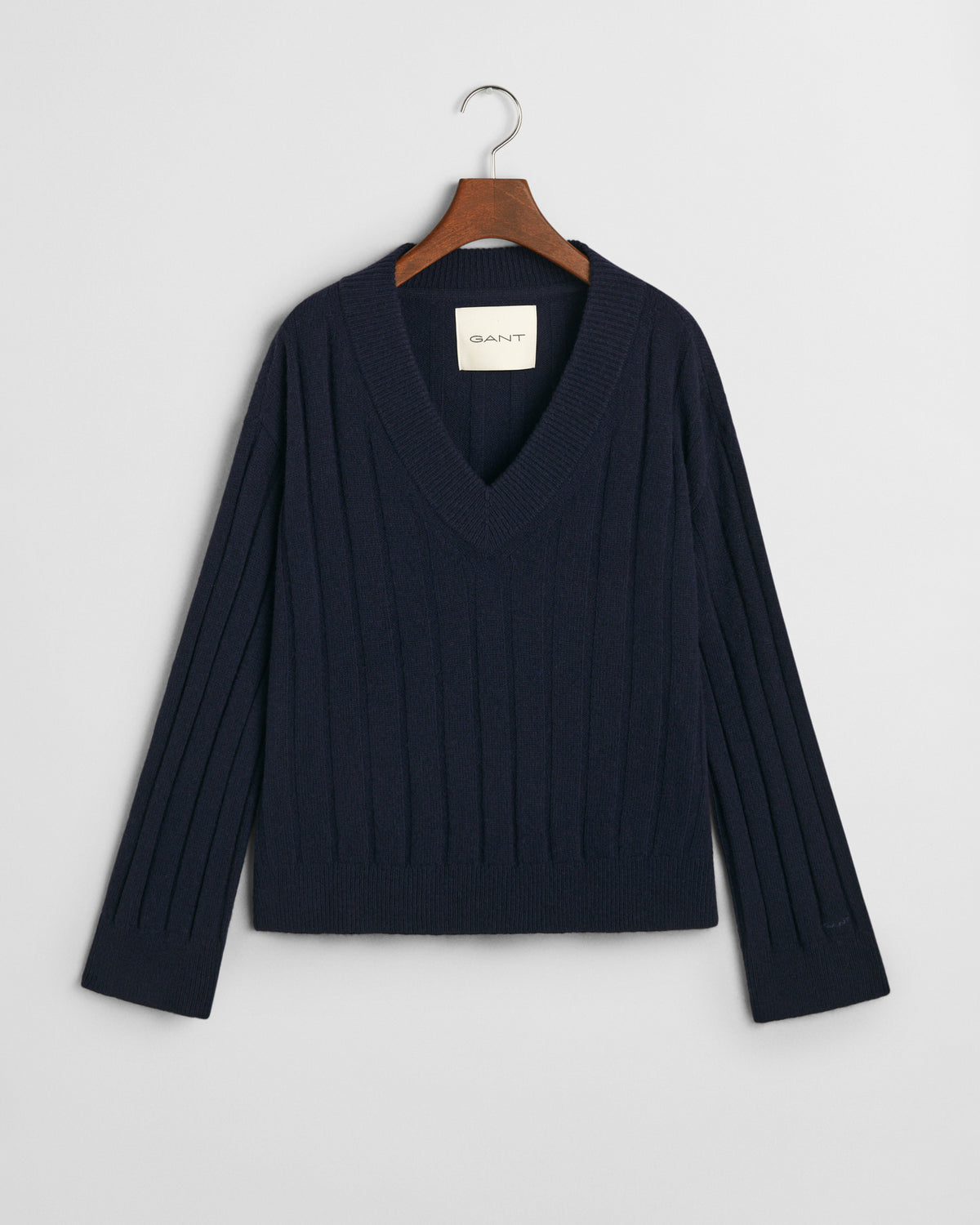 EVENING BLUE, WIDE RIBBED WOOL V-NECK, FLAT-LAY BY GANT AU.