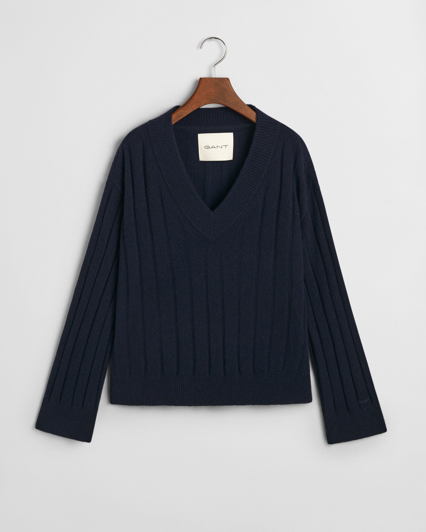 EVENING BLUE, WIDE RIBBED WOOL V-NECK, FLAT-LAY BY GANT AU.