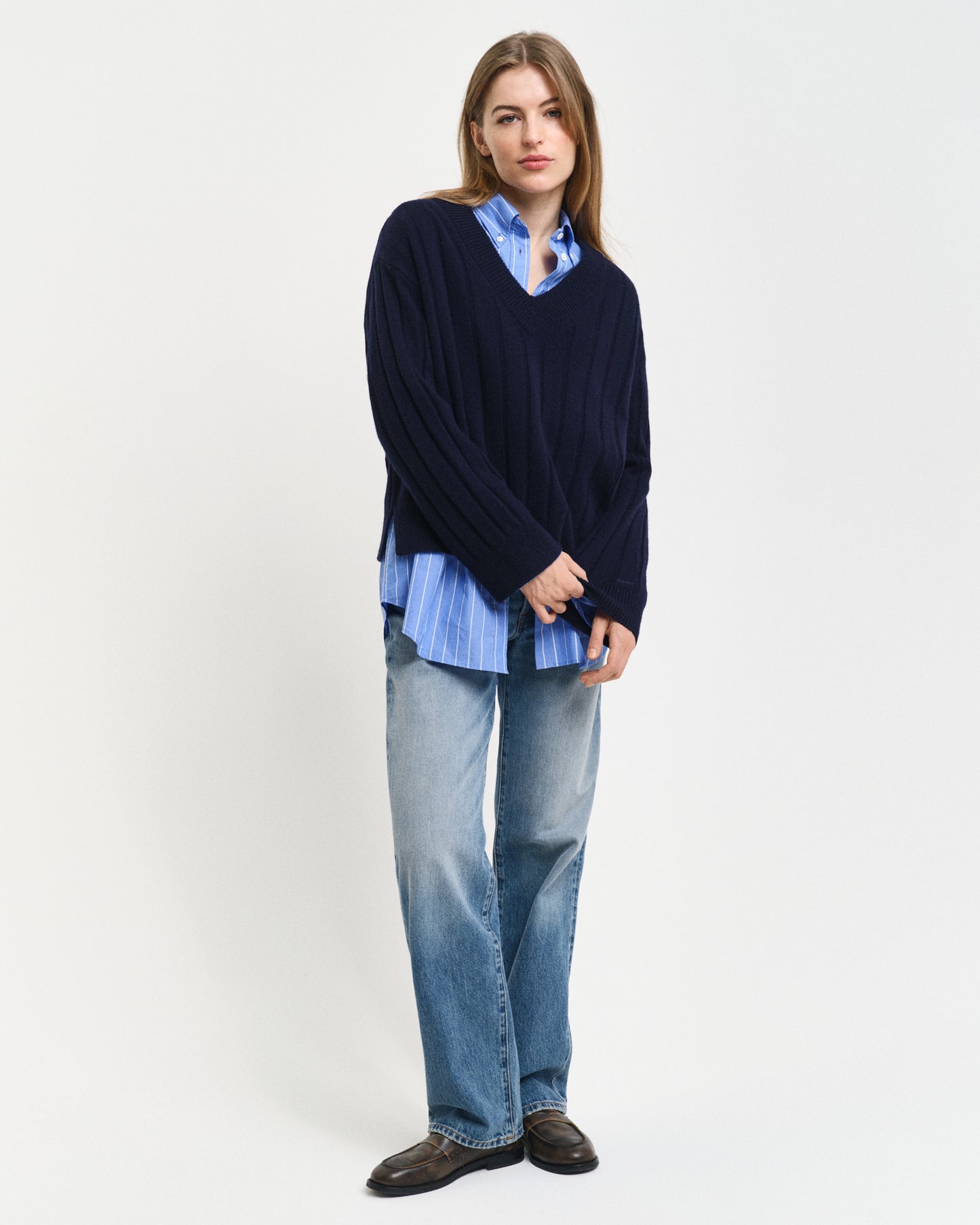EVENING BLUE, WIDE RIBBED WOOL V-NECK BY GANT AU.