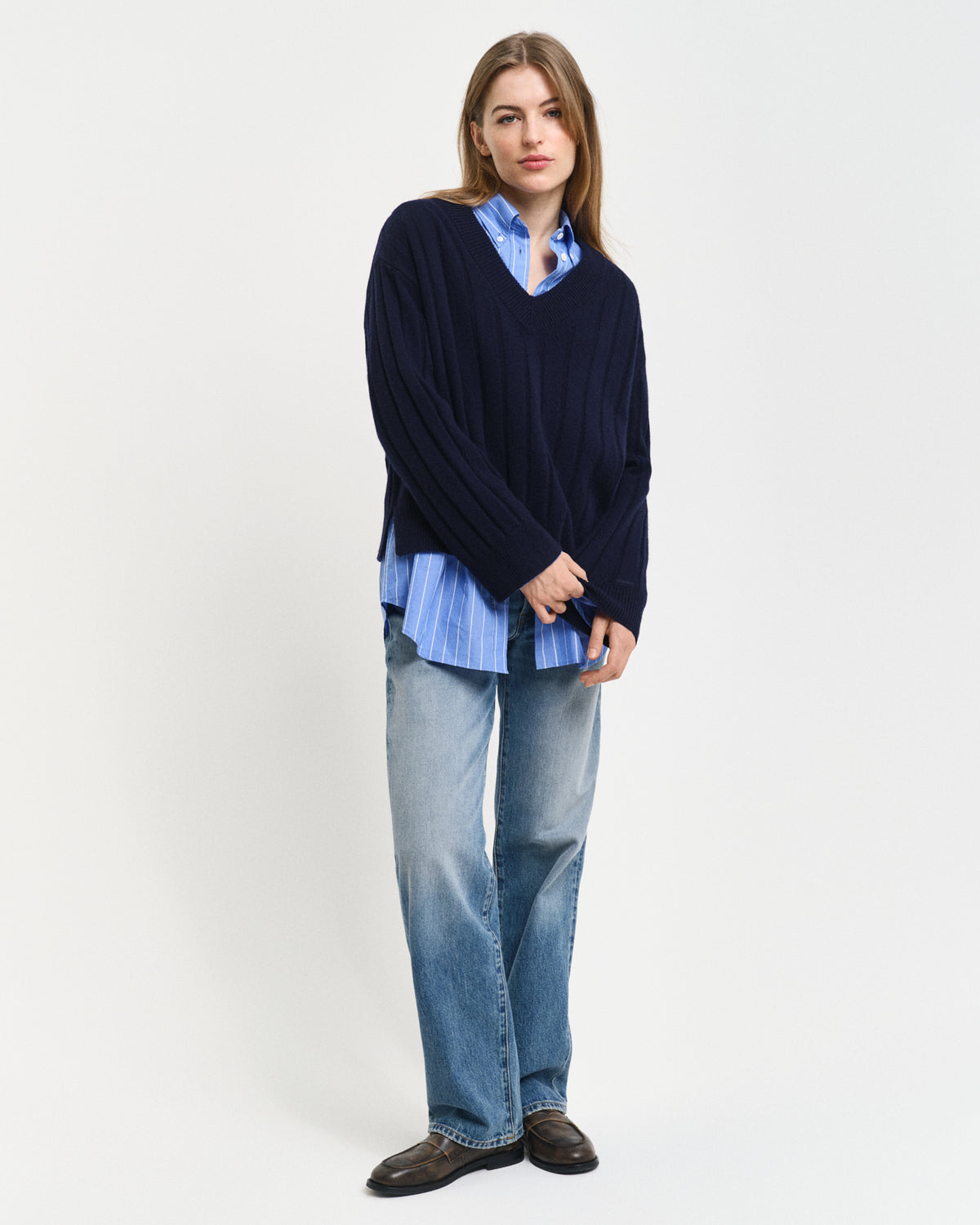 EVENING BLUE, WIDE RIBBED WOOL V-NECK BY GANT AU.
