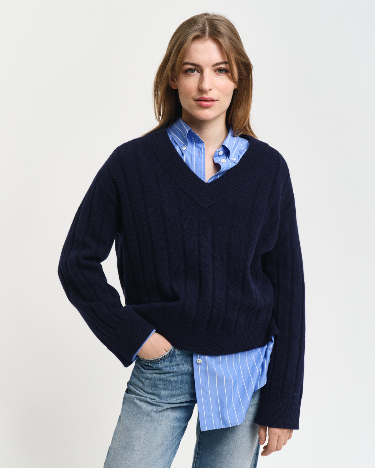 EVENING BLUE, WIDE RIBBED WOOL V-NECK, FRONT-VIEW BY GANT AU.