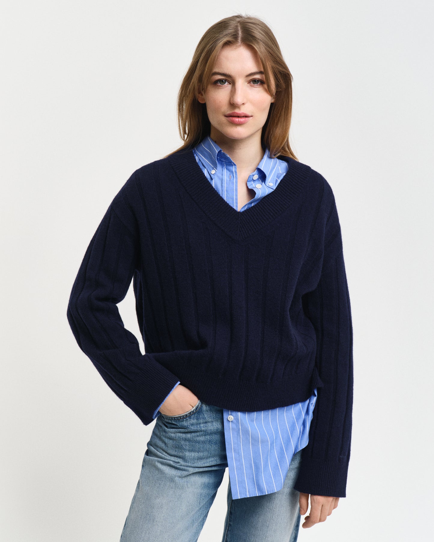 EVENING BLUE, WIDE RIBBED WOOL V-NECK, FRONT-VIEW BY GANT AU.