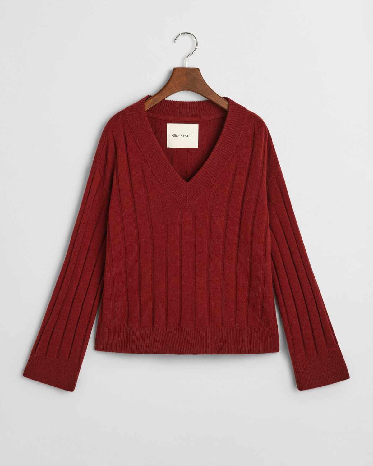 PLUMPED RED, WIDE RIBBED WOOL V-NECK, FLAT-LAY BY GANT AU.