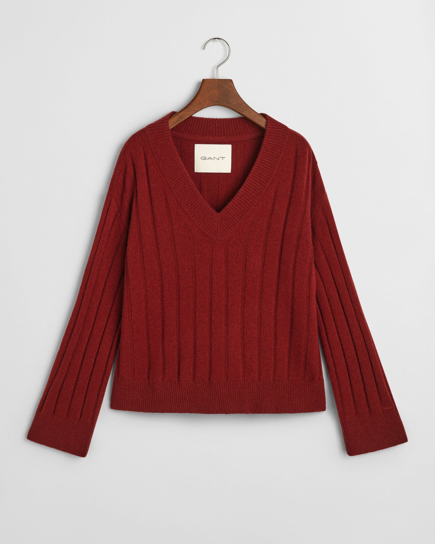 PLUMPED RED, WIDE RIBBED WOOL V-NECK, FLAT-LAY BY GANT AU.