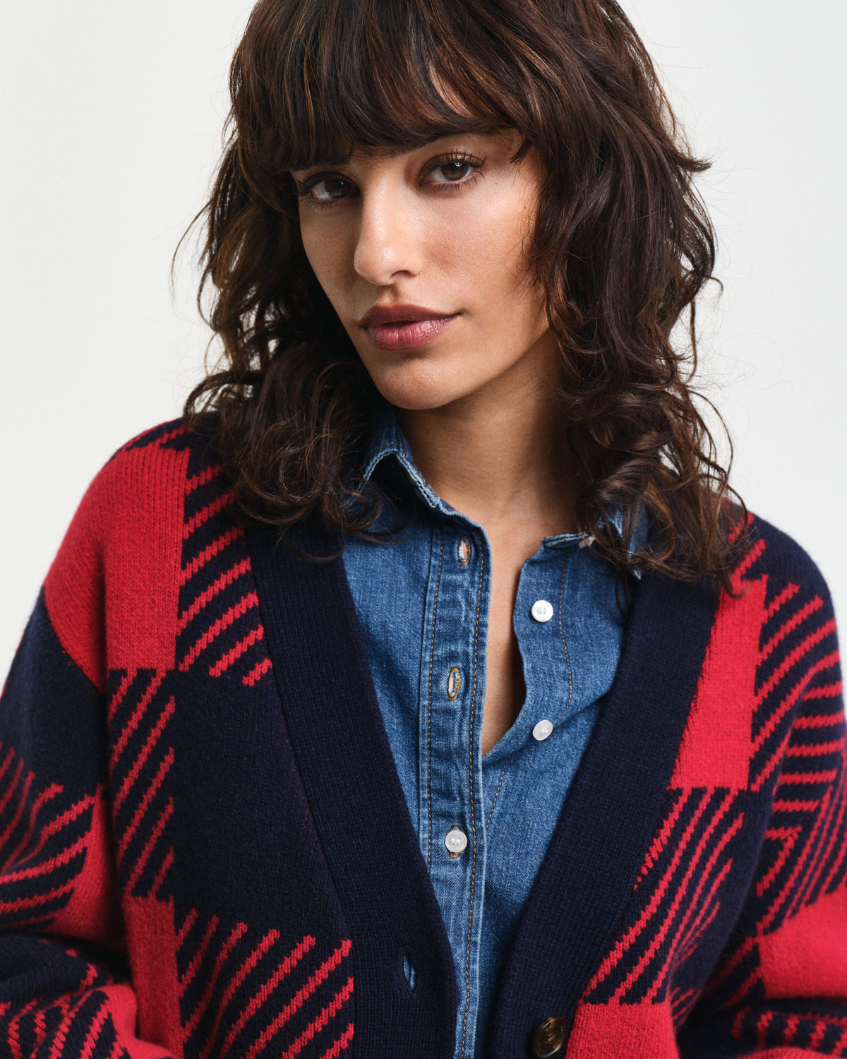 RUBY RED, BUFFALO CHECKED V-NECK CARDIGAN, CLOSE-UP BY GANT AU.