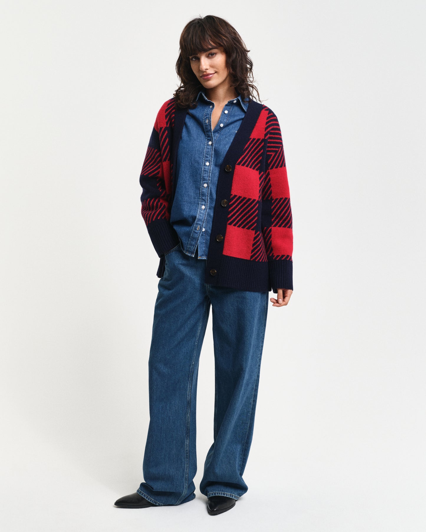 RUBY RED, BUFFALO CHECKED V-NECK CARDIGAN BY GANT AU.
