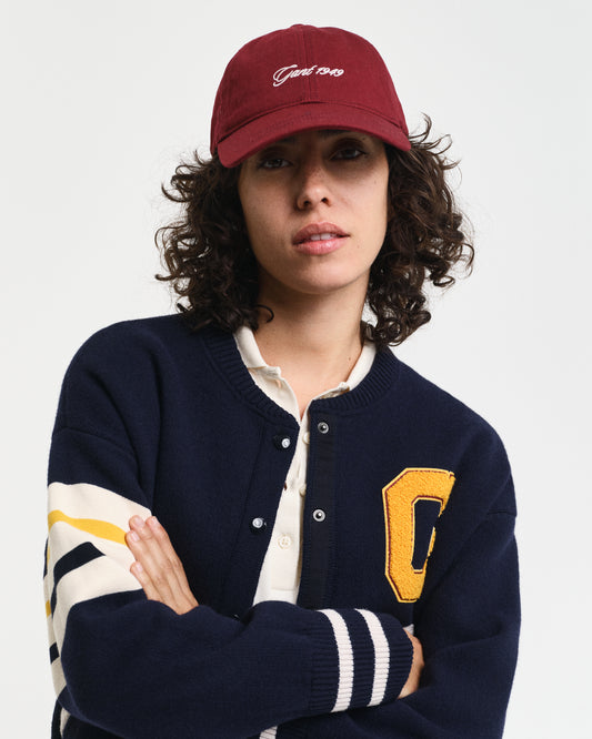 PLUMPED RED, SCRIPT WASHED COTTON CAP BY GANT AU.
