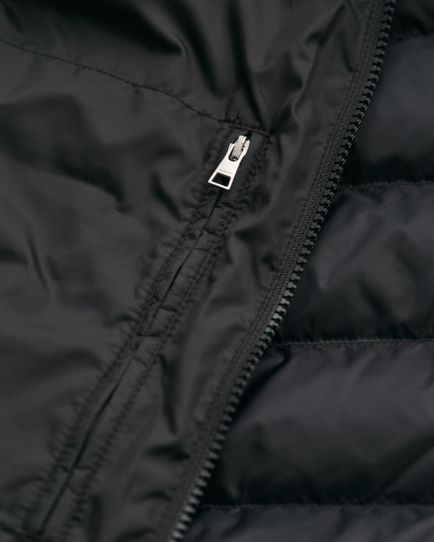 BLACK, LIGHT DOWN VEST, CLOSE-UP BY GANT AU.