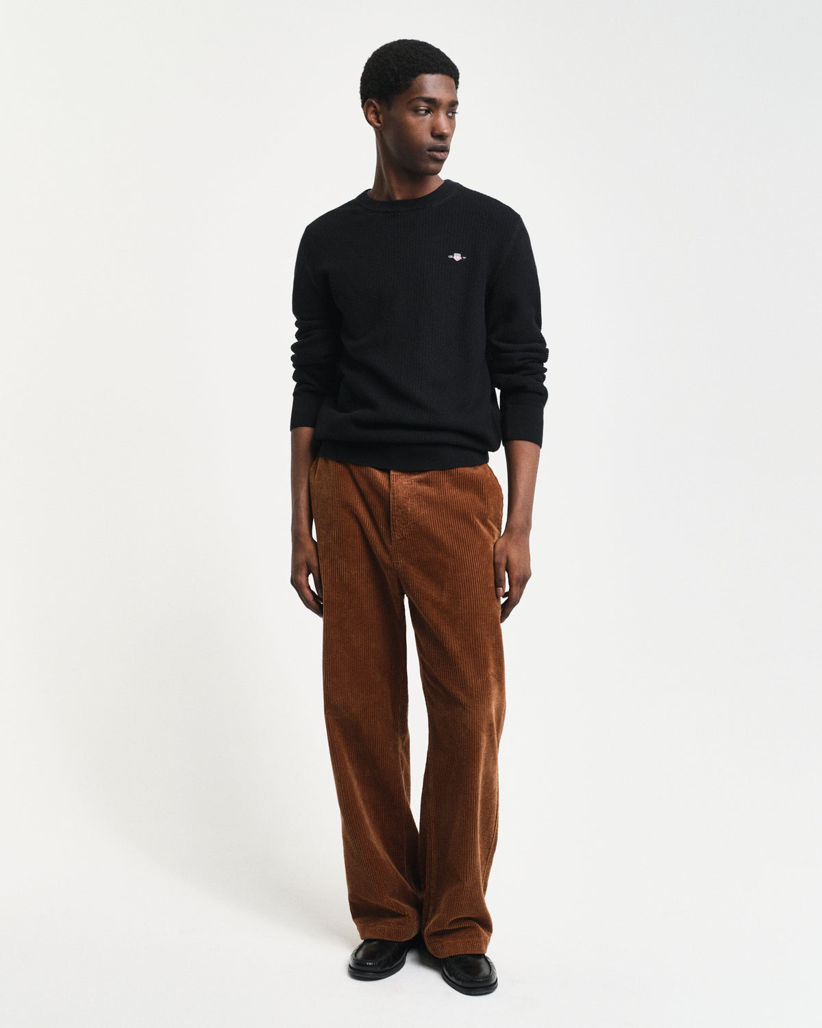 BLACK, COTTON MICRO TEXTURED C-NECK BY GANT AU.
