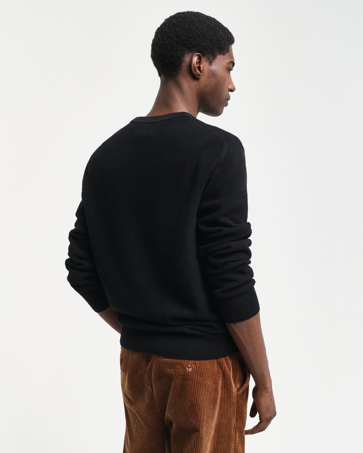 BLACK, COTTON MICRO TEXTURED C-NECK, BACK-VIEW BY GANT AU.
