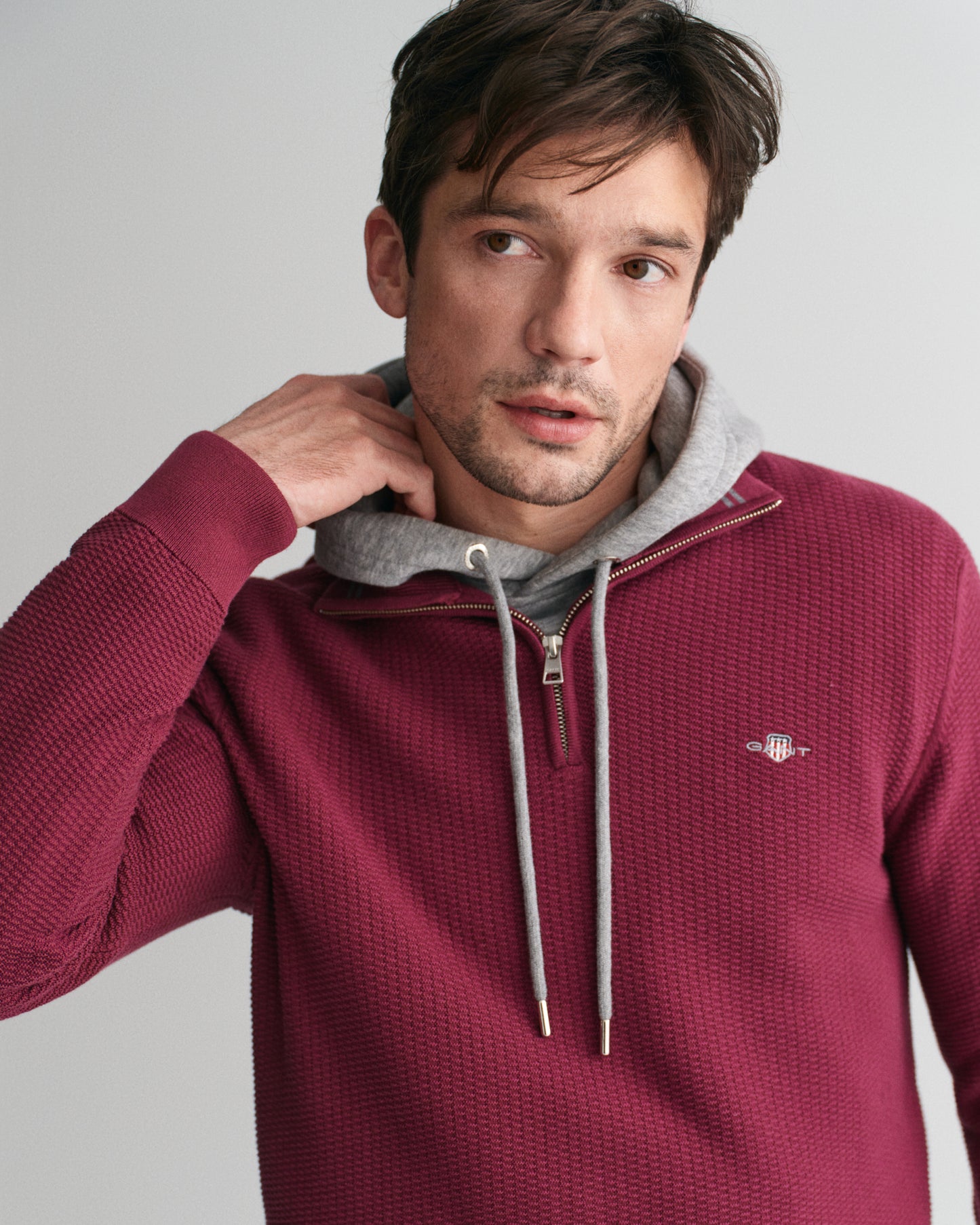 WINE RED, COTTON MICRO TEXTURED HALF ZIP, CLOSE-UP BY GANT AU.