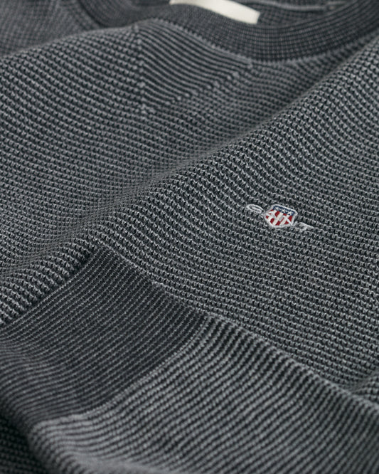 DARK GREY MELANGE, 2-TONE TEXTURED C-NECK, CLOSE-UP BY GANT AU.