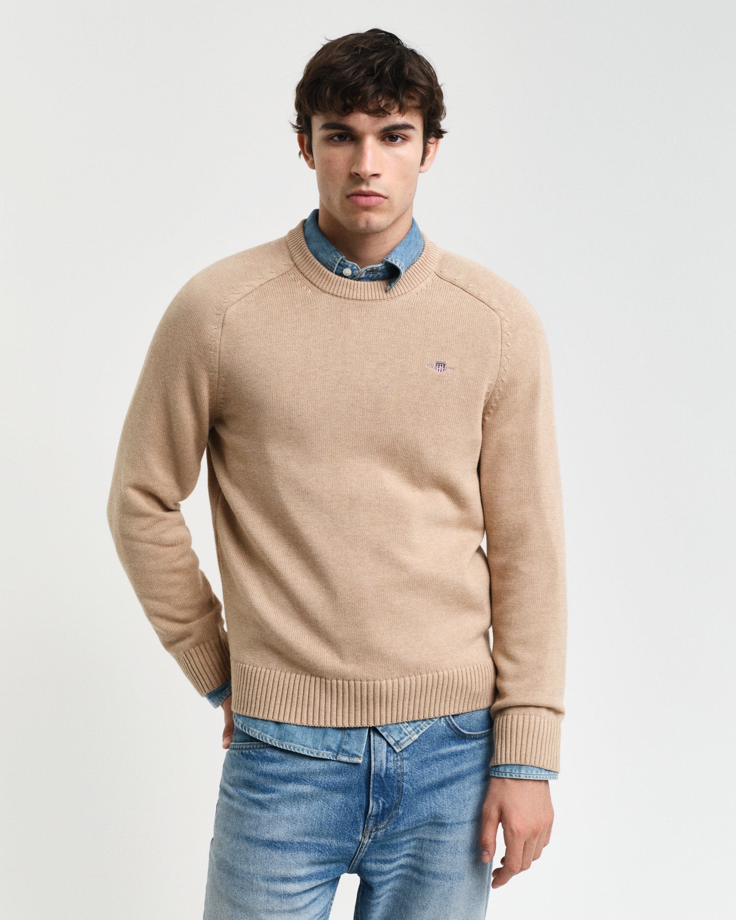 KHAKI MELANGE, CASUAL COTTON SADDLE C-NECK, FRONT-VIEW BY GANT AU.