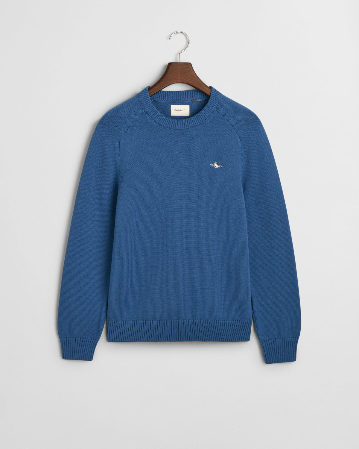 VINTAGE BLUE, CASUAL COTTON SADDLE C-NECK, FLAT-LAY BY GANT AU.