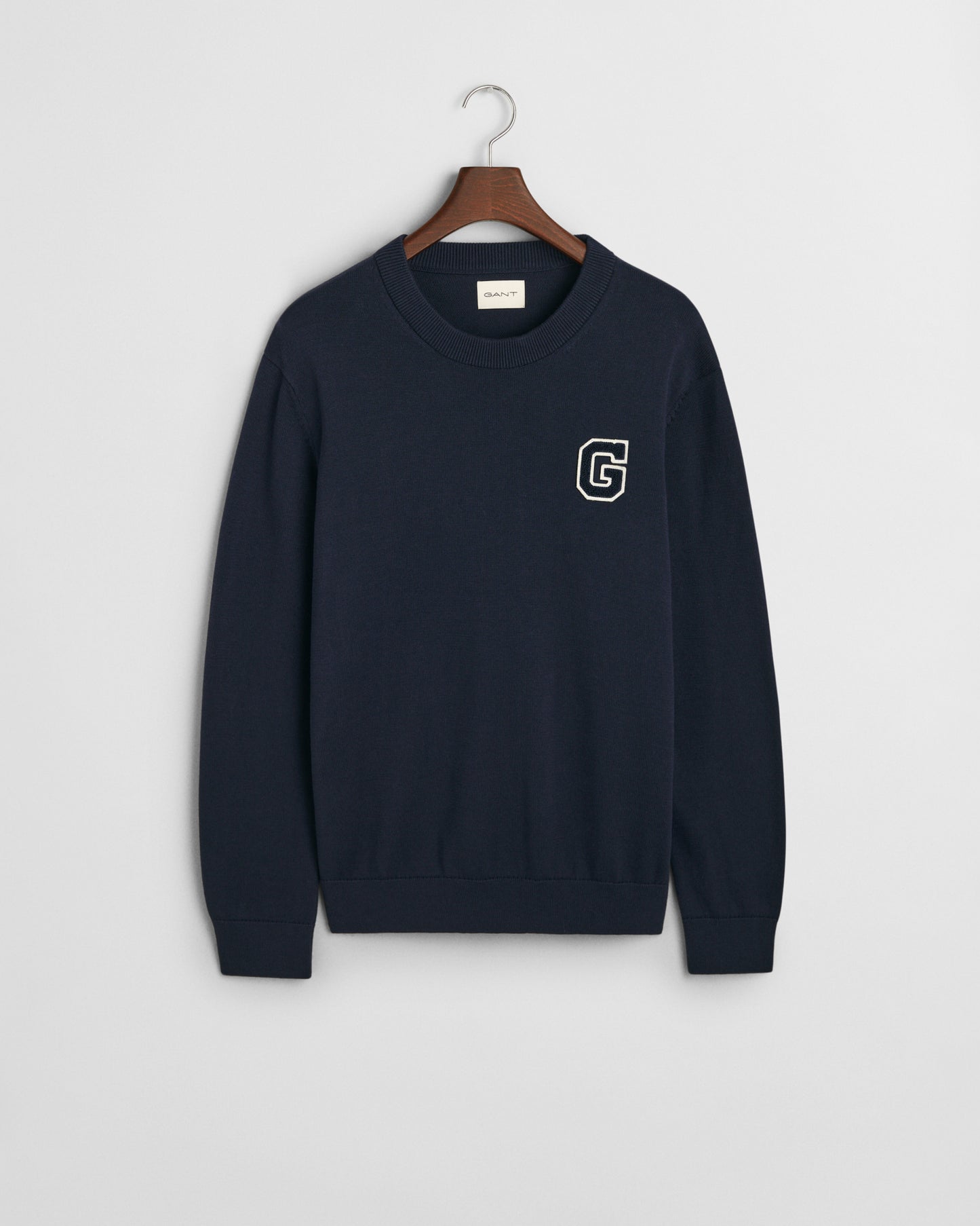 EVENING BLUE, BADGE C-NECK, FLAT-LAY BY GANT AU.