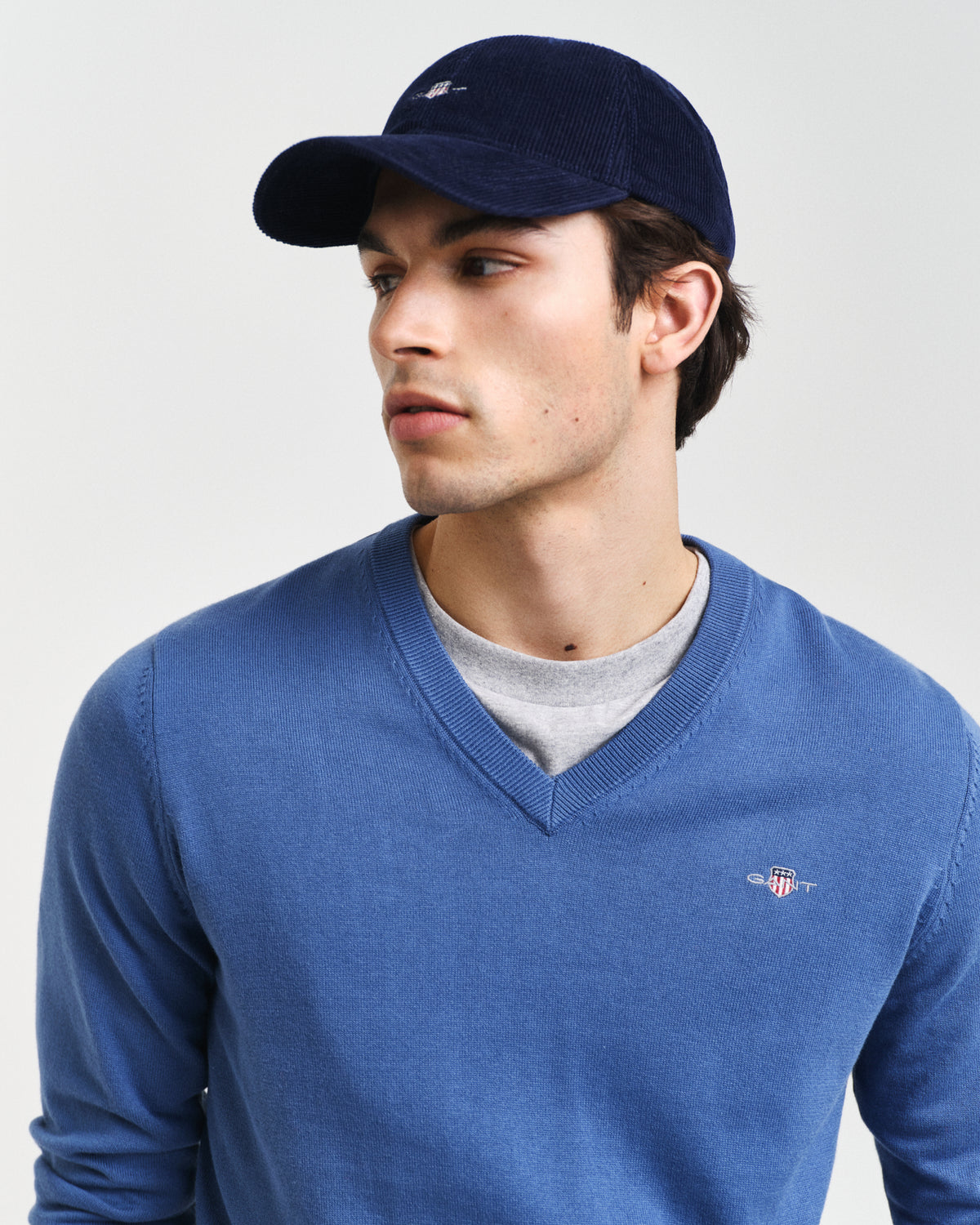 VINTAGE BLUE, CLASSIC COTTON V-NECK, CLOSE-UP BY GANT AU.