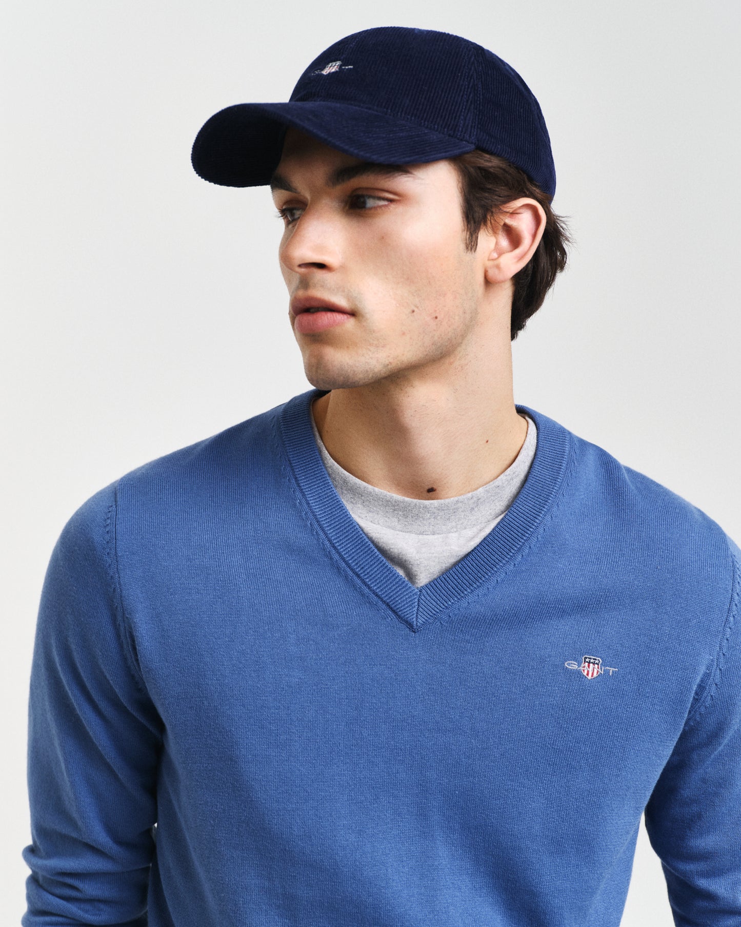 VINTAGE BLUE, CLASSIC COTTON V-NECK, CLOSE-UP BY GANT AU.