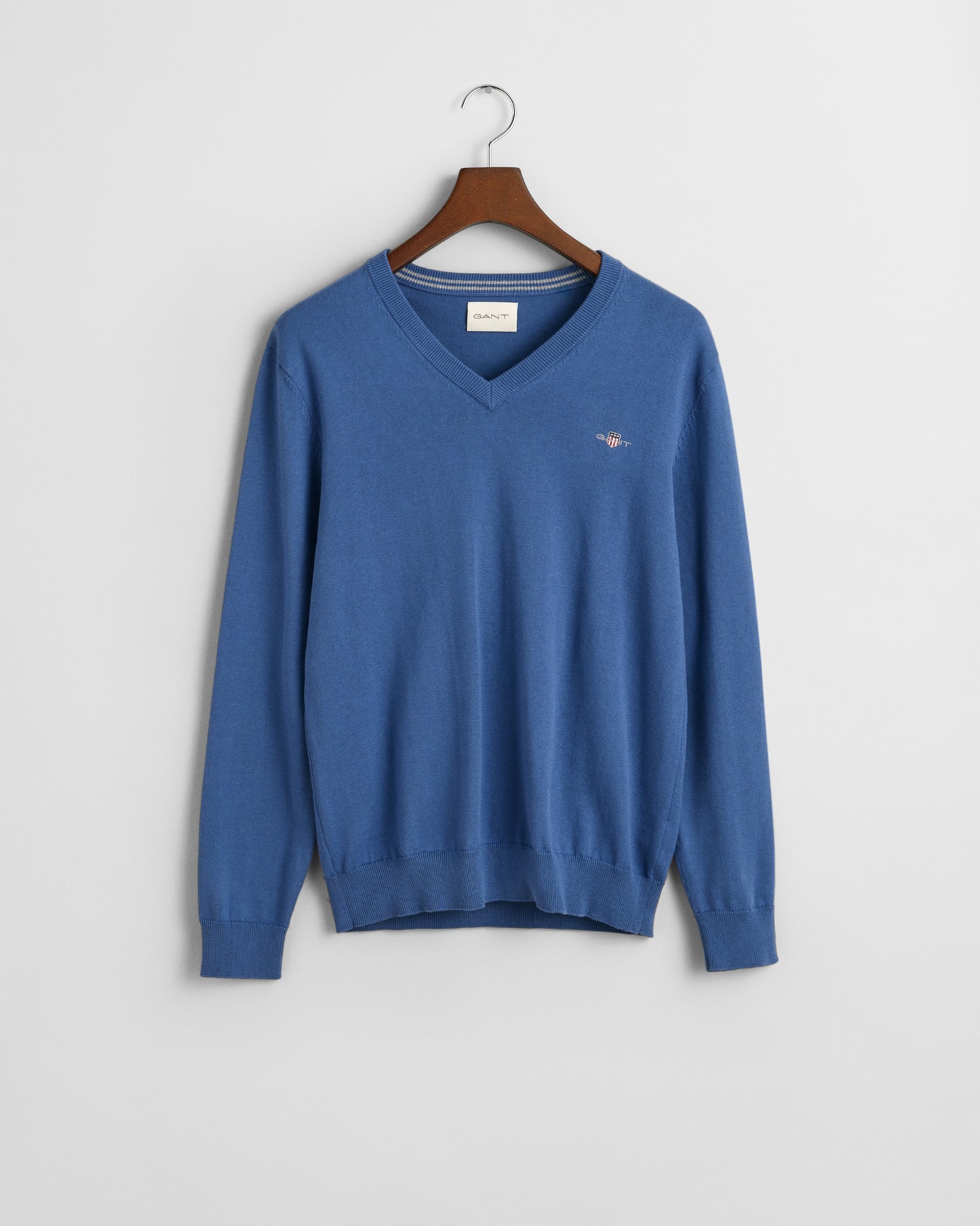 VINTAGE BLUE, CLASSIC COTTON V-NECK, FLAT-LAY BY GANT AU.
